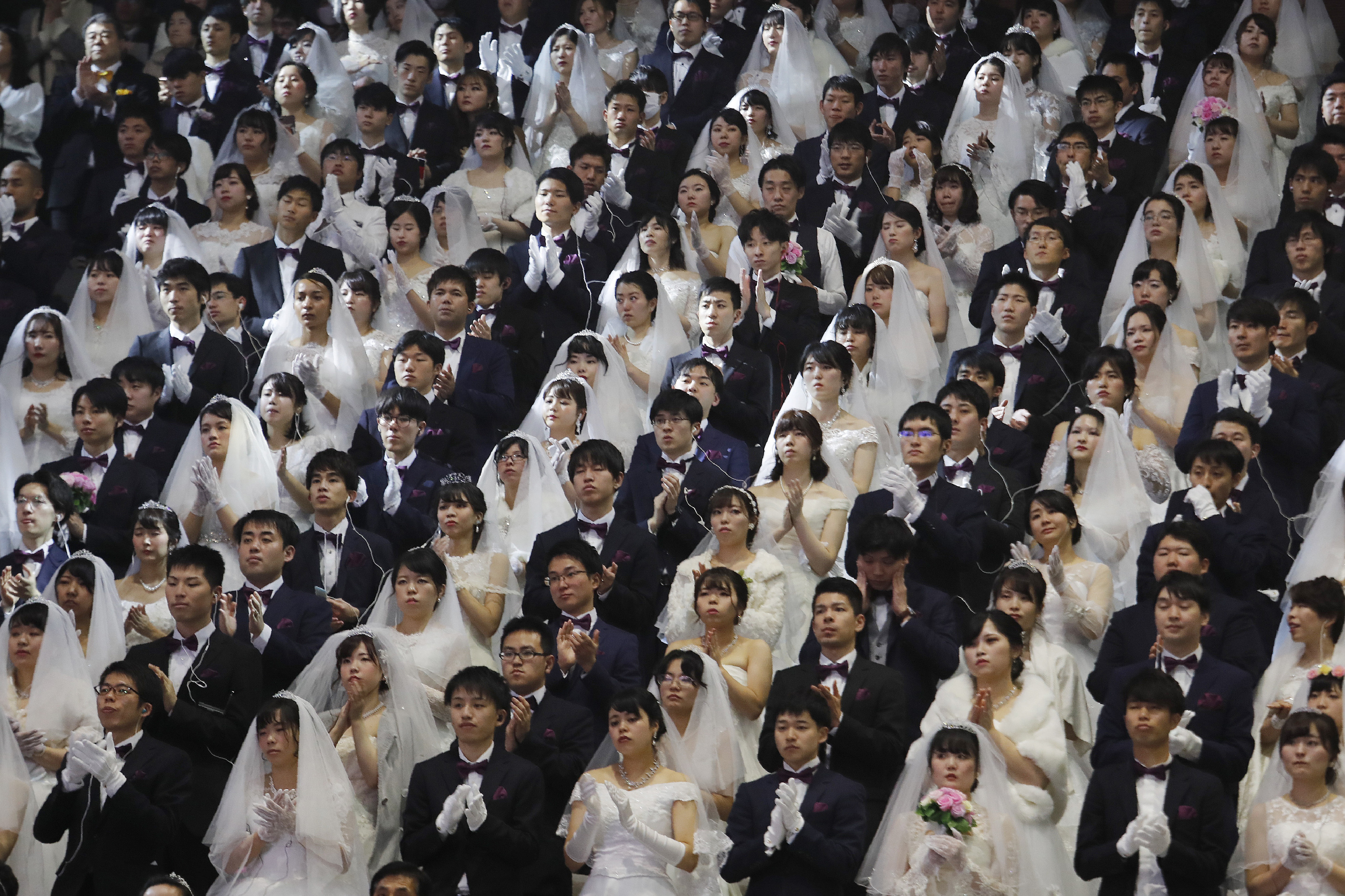 Parejas durante una ceremonia de bendici