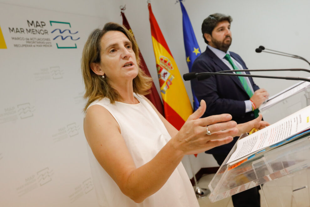 El presidente de la Comunidad, Fernando López Miras, y la vicepresidenta tercera del Gobierno y ministra para la Transición Ecológica y el Reto Demográfico, Teresa Ribera, con motivo de la puesta en marcha de la Oficina del Mar Menor, el pasado 2 de julio de 2022, en Murcia (España).