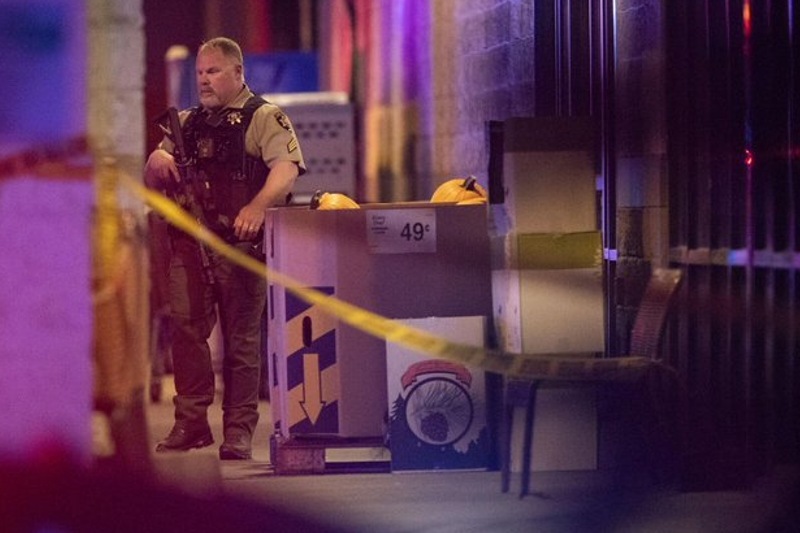 Un agente en la zona precintada del centro comercial en Bend.