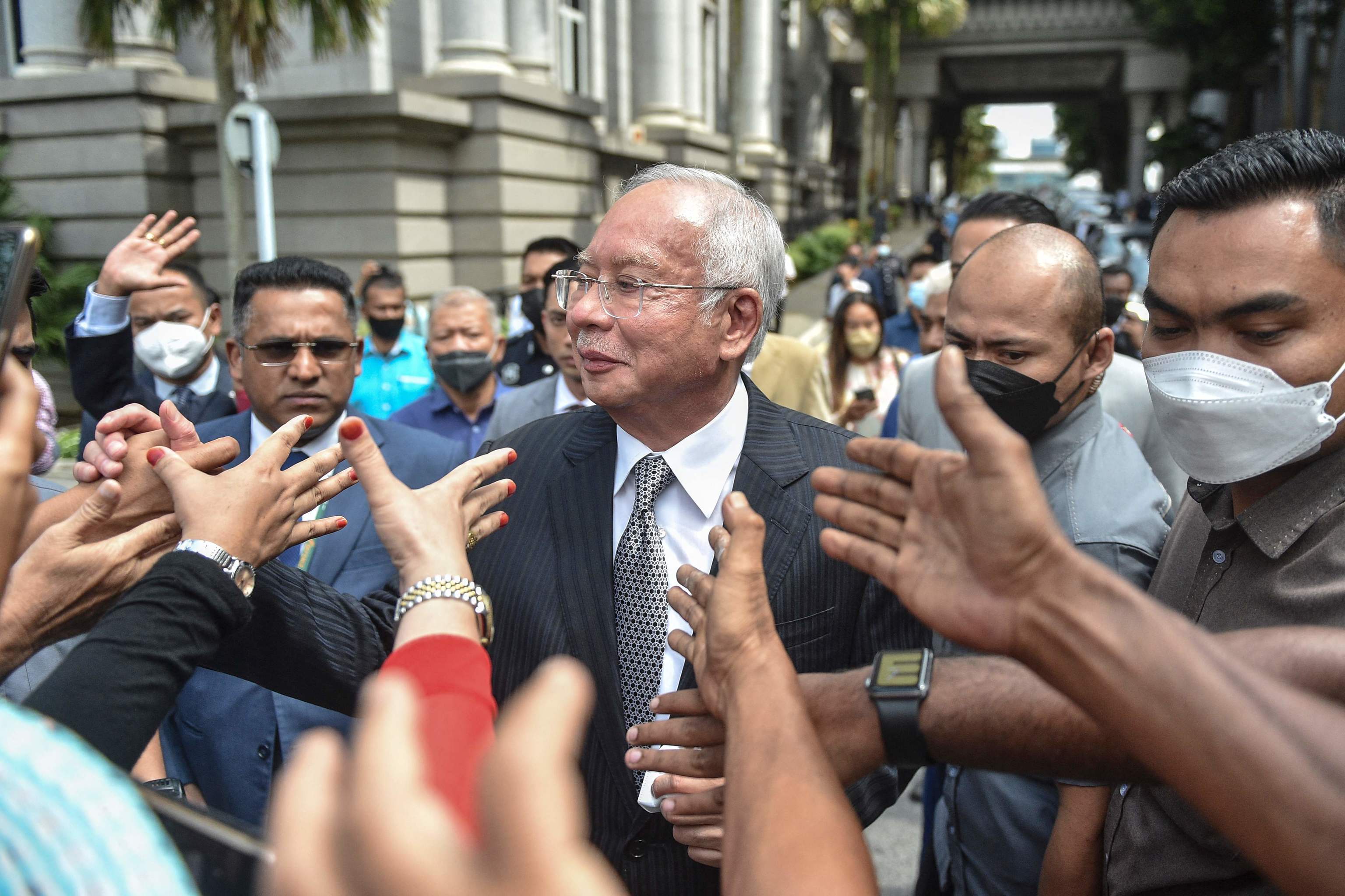 El ex primer ministro Najib Razak saluda a sus simpatizantes durante un receso del juicio celebrado el 23 de agosto de 2022.