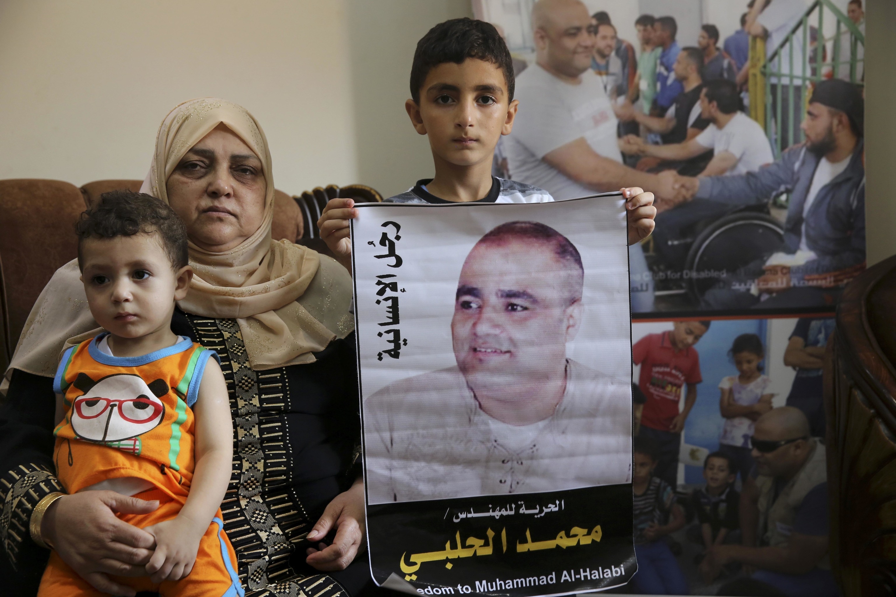 La familia de al Halabi con un retrato suyo.