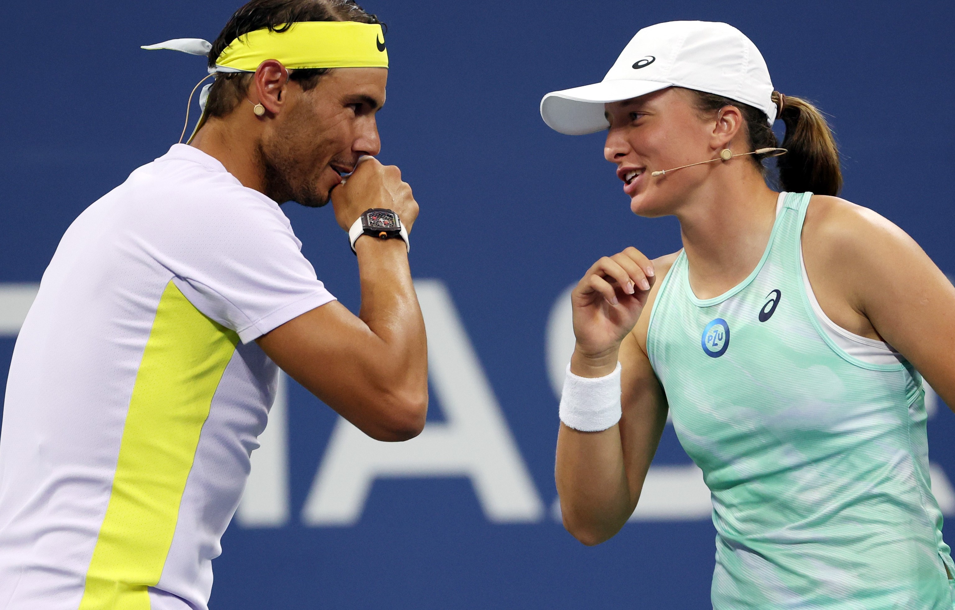 Rafa Nadal, con Iga Swiatek, durante una exhibici