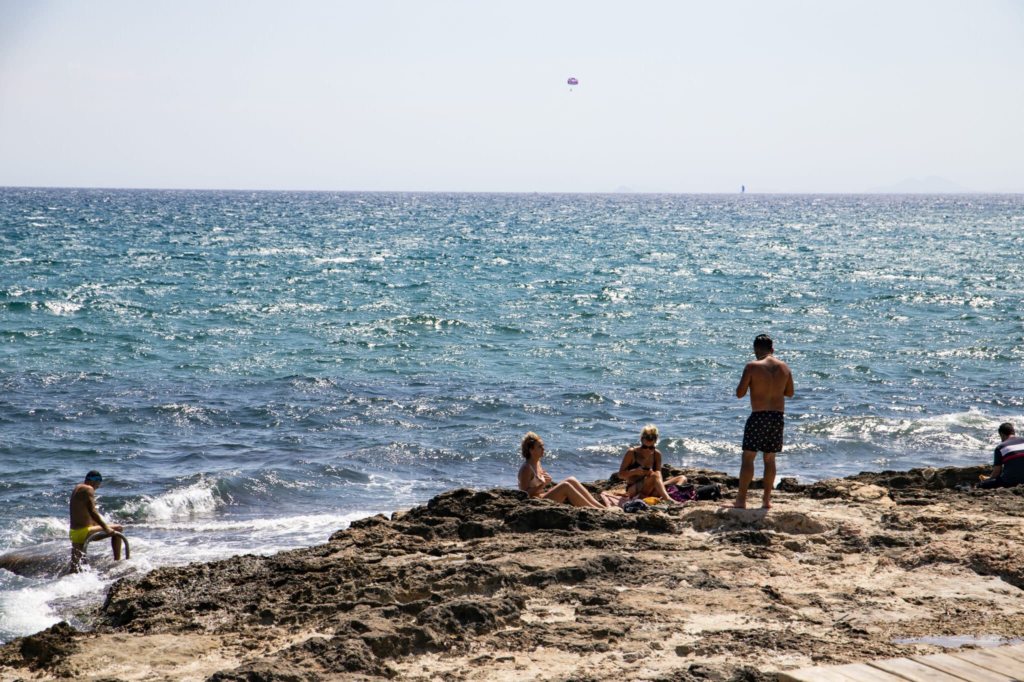 Turistas en la playa urbana de Torrevieja.