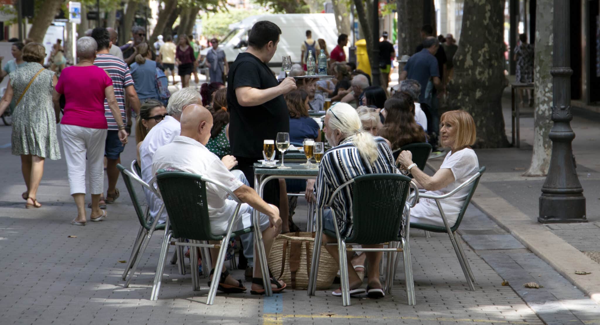 Residentes extranjeros en una terraza en Dénia.