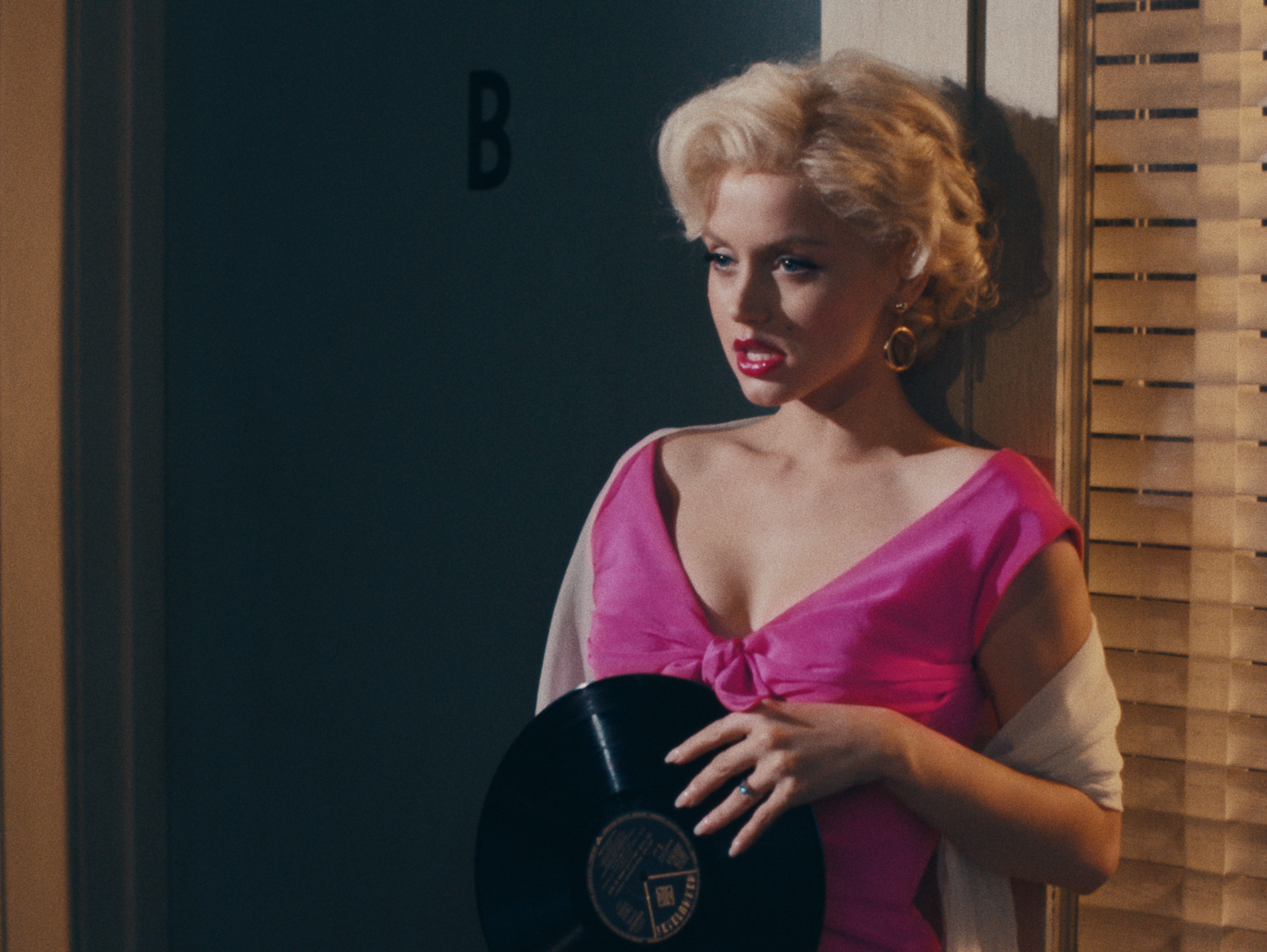 Ana de Armas como Marilyn, en un fotograma de 'Blonde'.