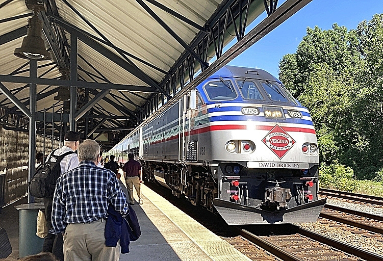 Un grupo de viajeros espera el tren en una estaci