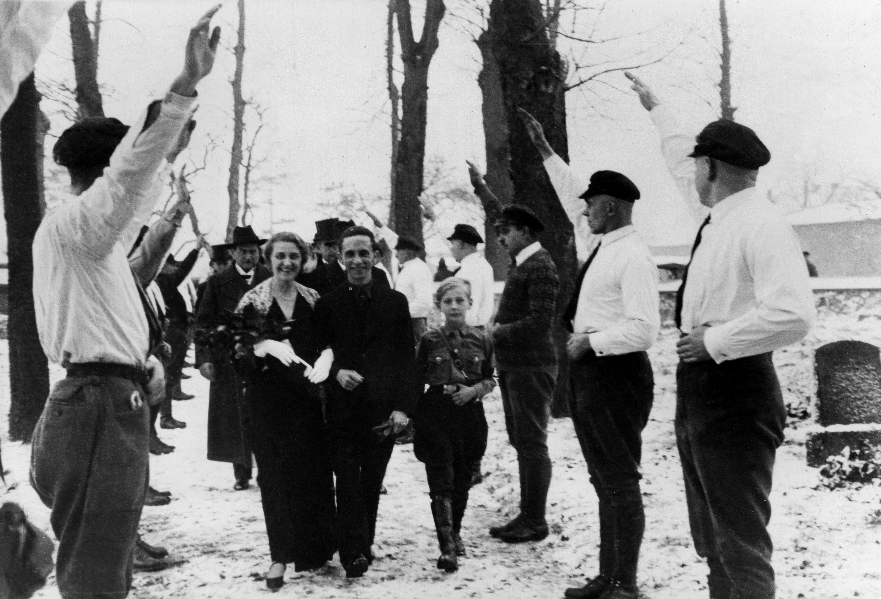 Boda de Magda y Joseph Goebbels, en 1931; junto a ellos, Harald Quandt, hijo de un matrimonio anterior de ella. GETTY