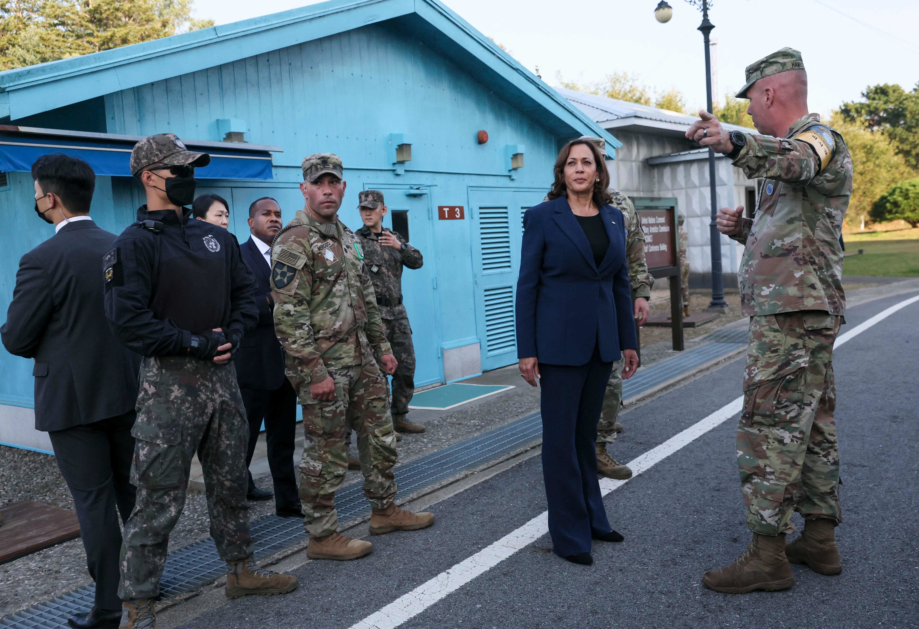 Kamala Harris, en la Zona Desmilitarizada de Corea este jueves.