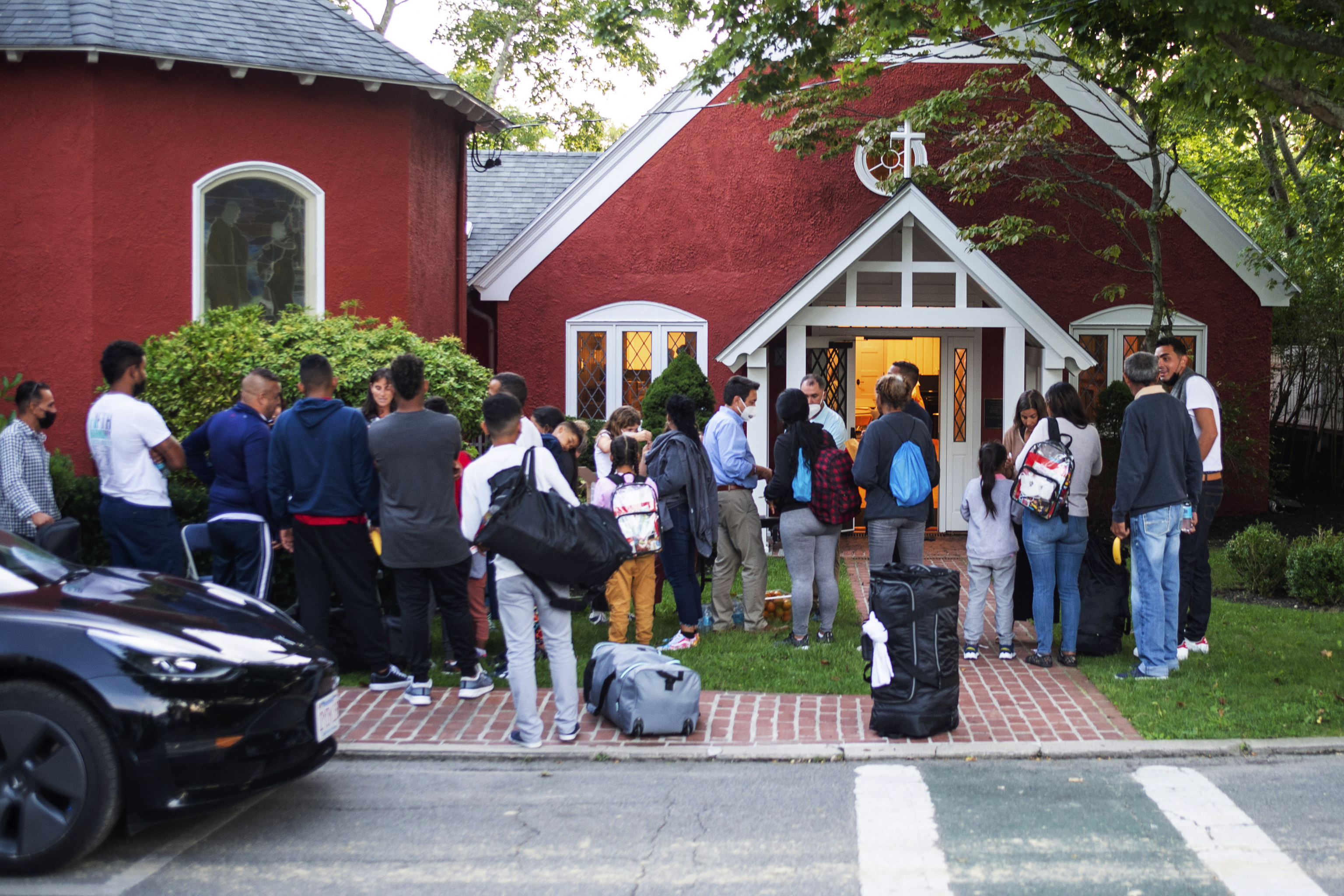 Los inmigrantes en la casa parroquial que les ha acogido