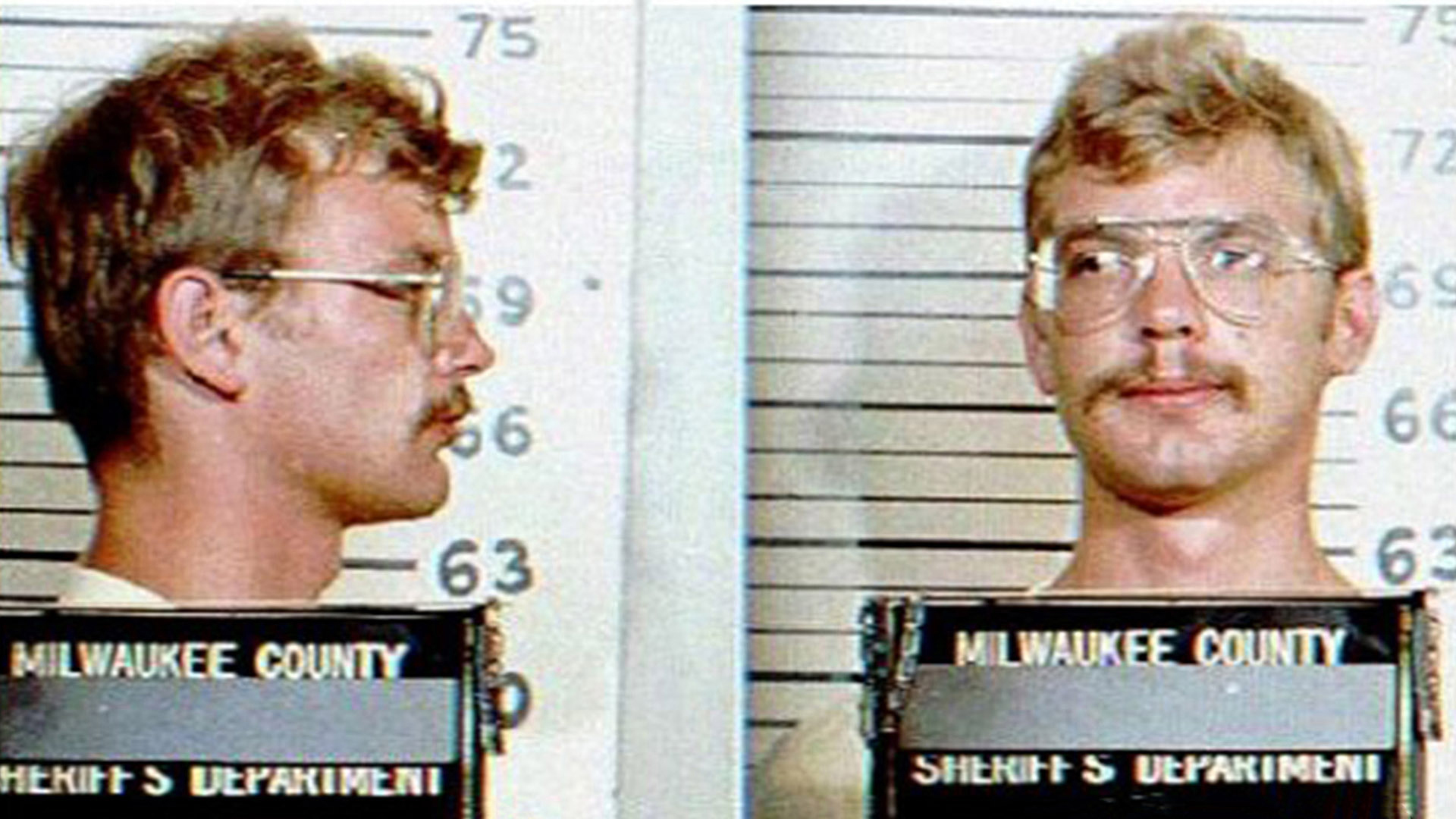 Jeffrey Dahmer posa para la ficha policial.