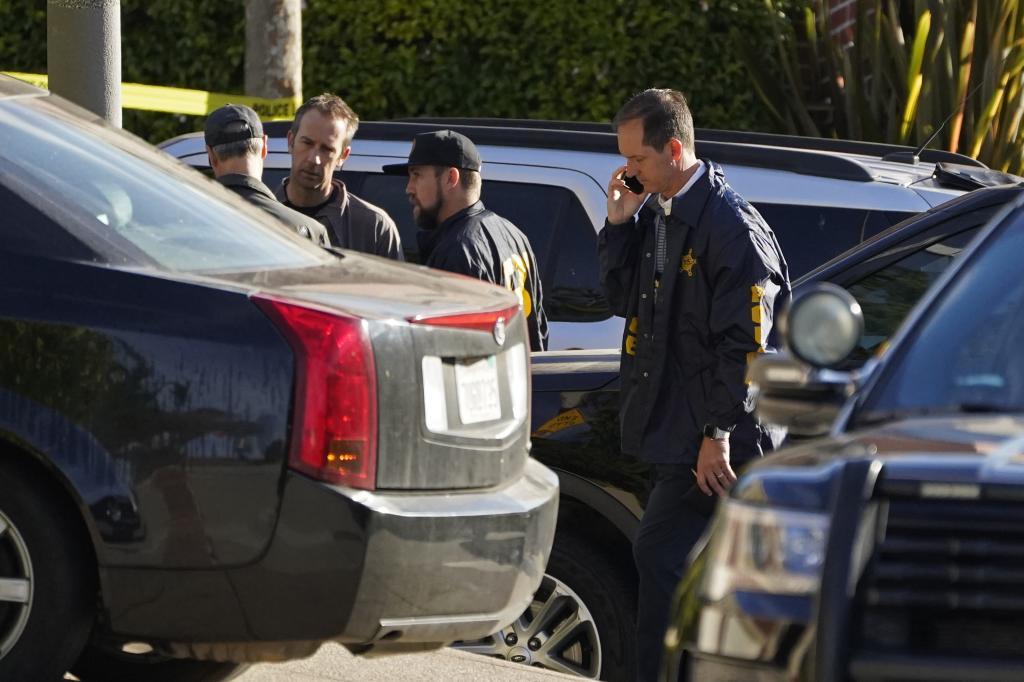 Agentes policiales frente a la casa de los Pelosi en San Francisco.