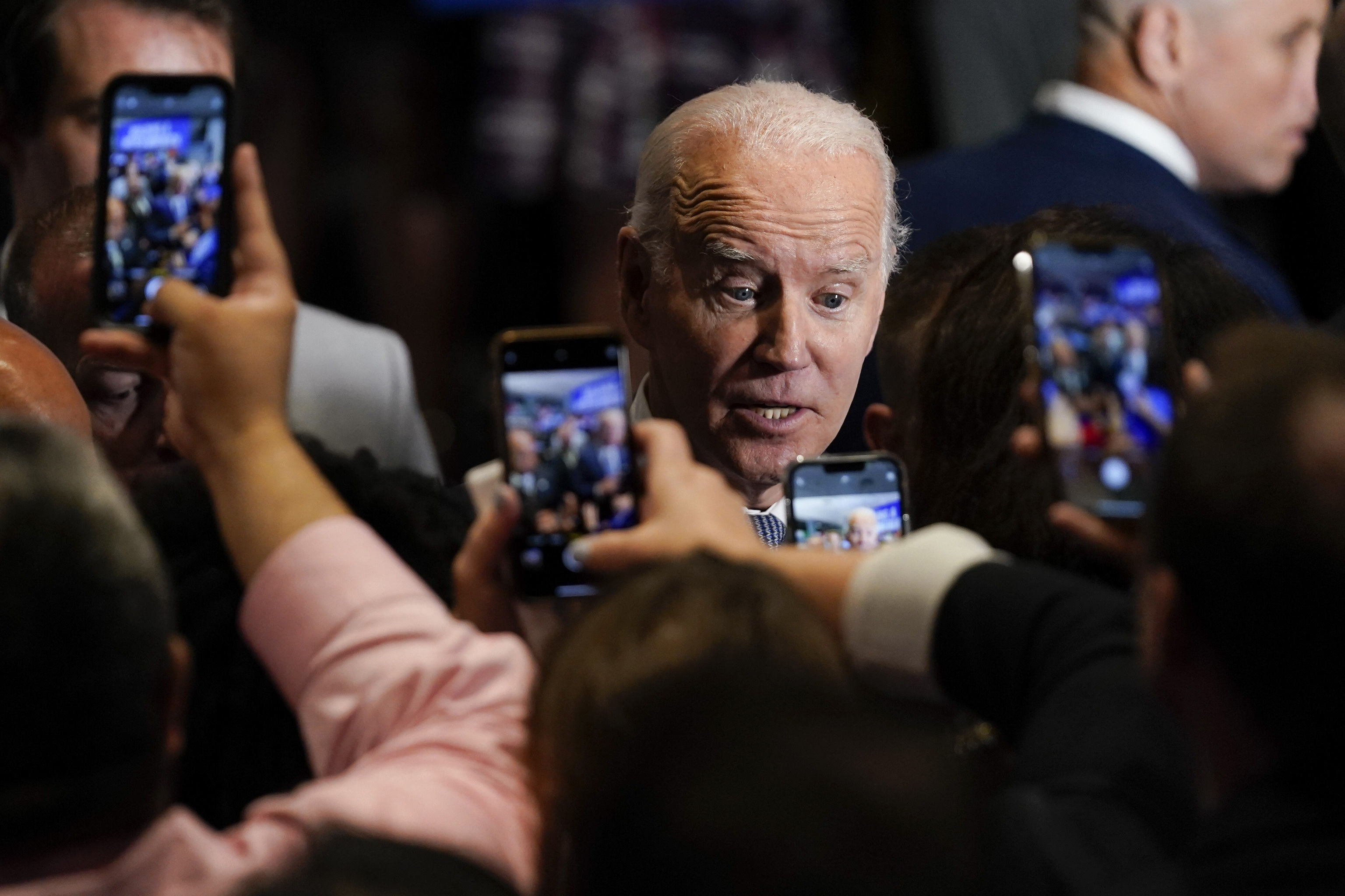 Joe Biden habla con la prensa durante una convenci