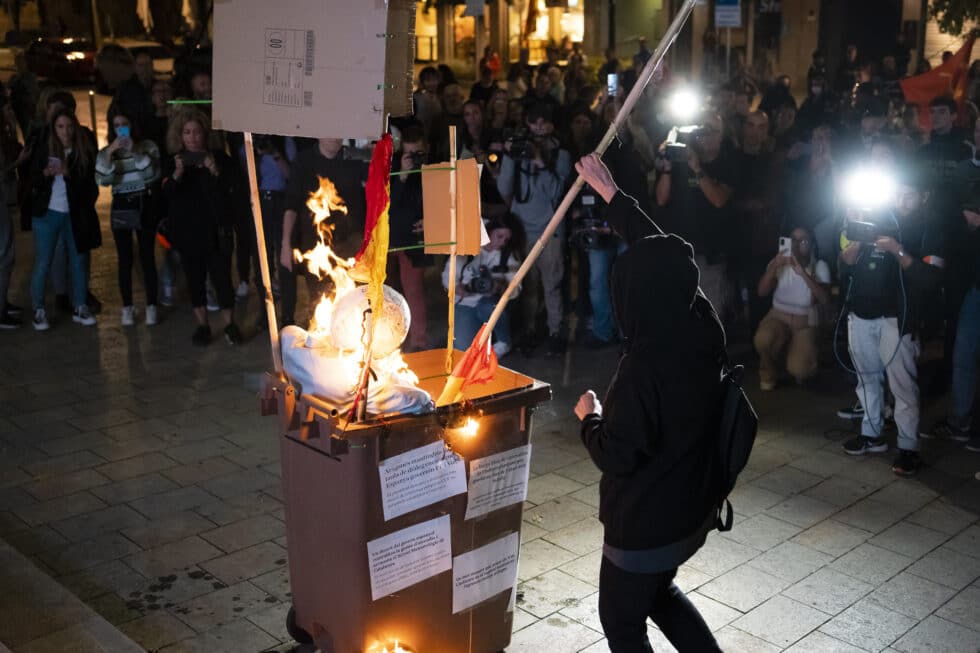 Quema de una imagen de Pere Aragonès junto a la bandera de España en Gerona