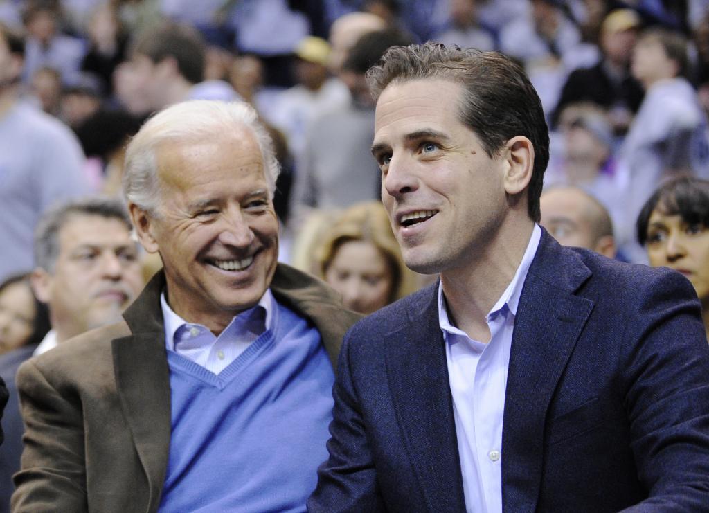 Hunter Biden (dcha) junto a su padre, Joe Biden, en una imagen de archivo.