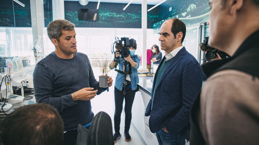 Banco Santander ha anunciado este otoño la adquisición de un 5% del capital de Grupo Kimitec y su MAAVi Innovation Center, el mayor hub de biotecnología natural de Europa, una operación realizada a través del Fondo Agro Smart. En la imagen, Felix Garcia, CEO de Kimitec y MAAVi, y Antonio-Simões, CEO de Santander España.