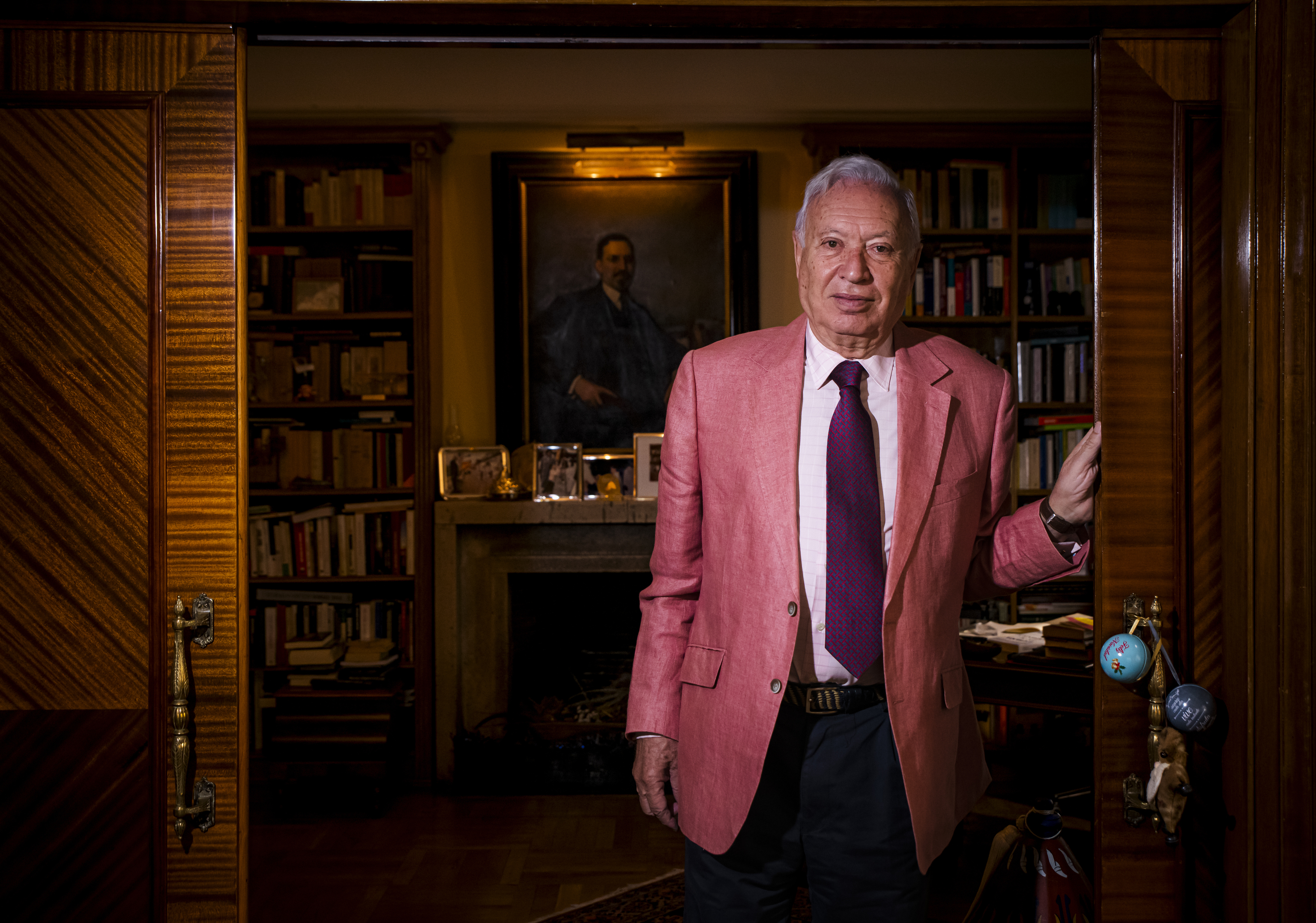 Margallo posa en su casa de Madrid