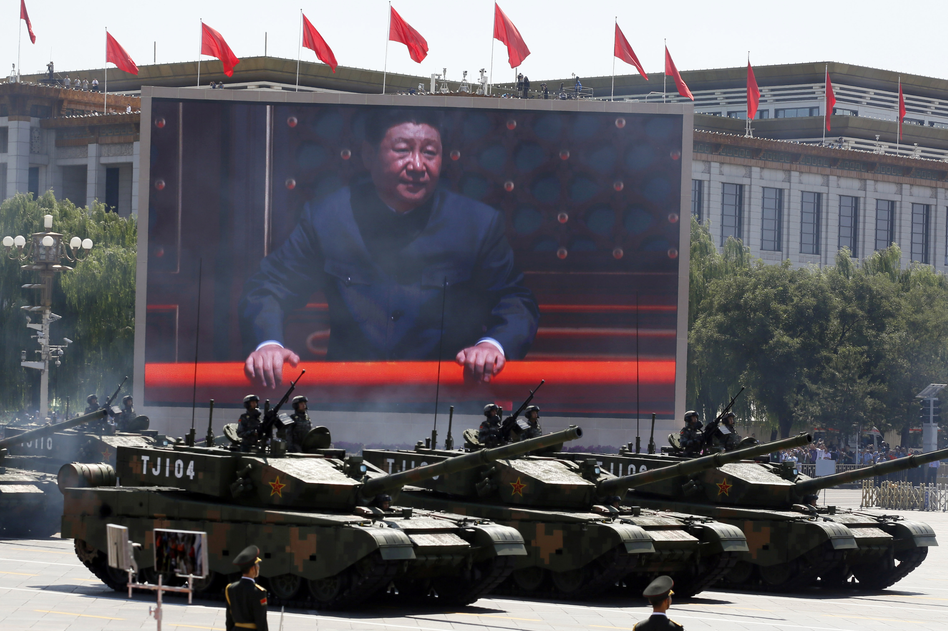 El presidente Xi Jinping en una pantalla gigante durante un desfile militar, en Pek