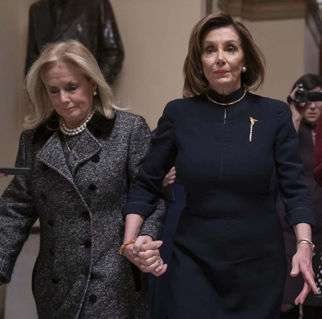 Nancy Pelosi, de la mano de la congresista dem