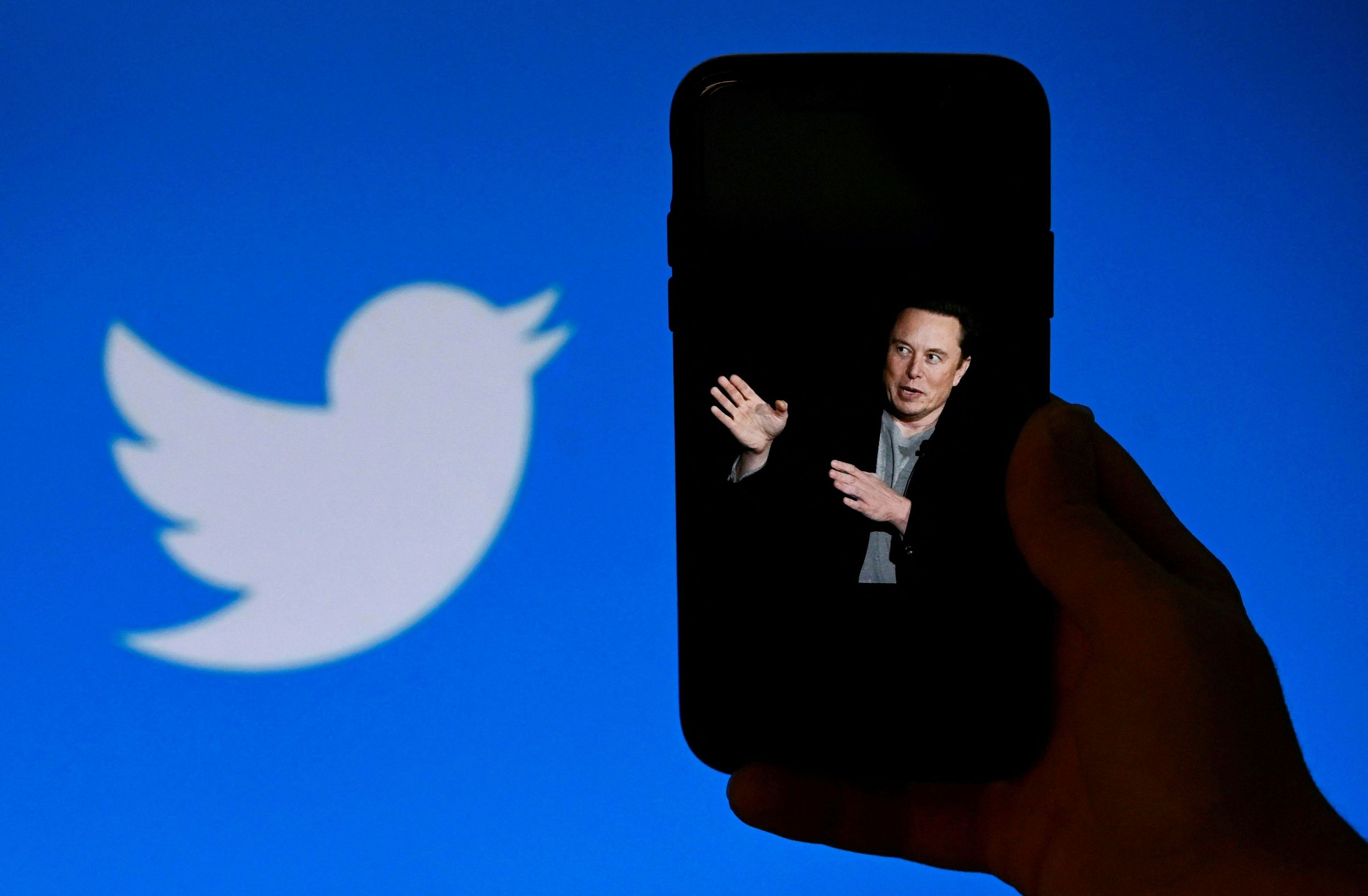 Elon Musk, junto al logo de Twitter.