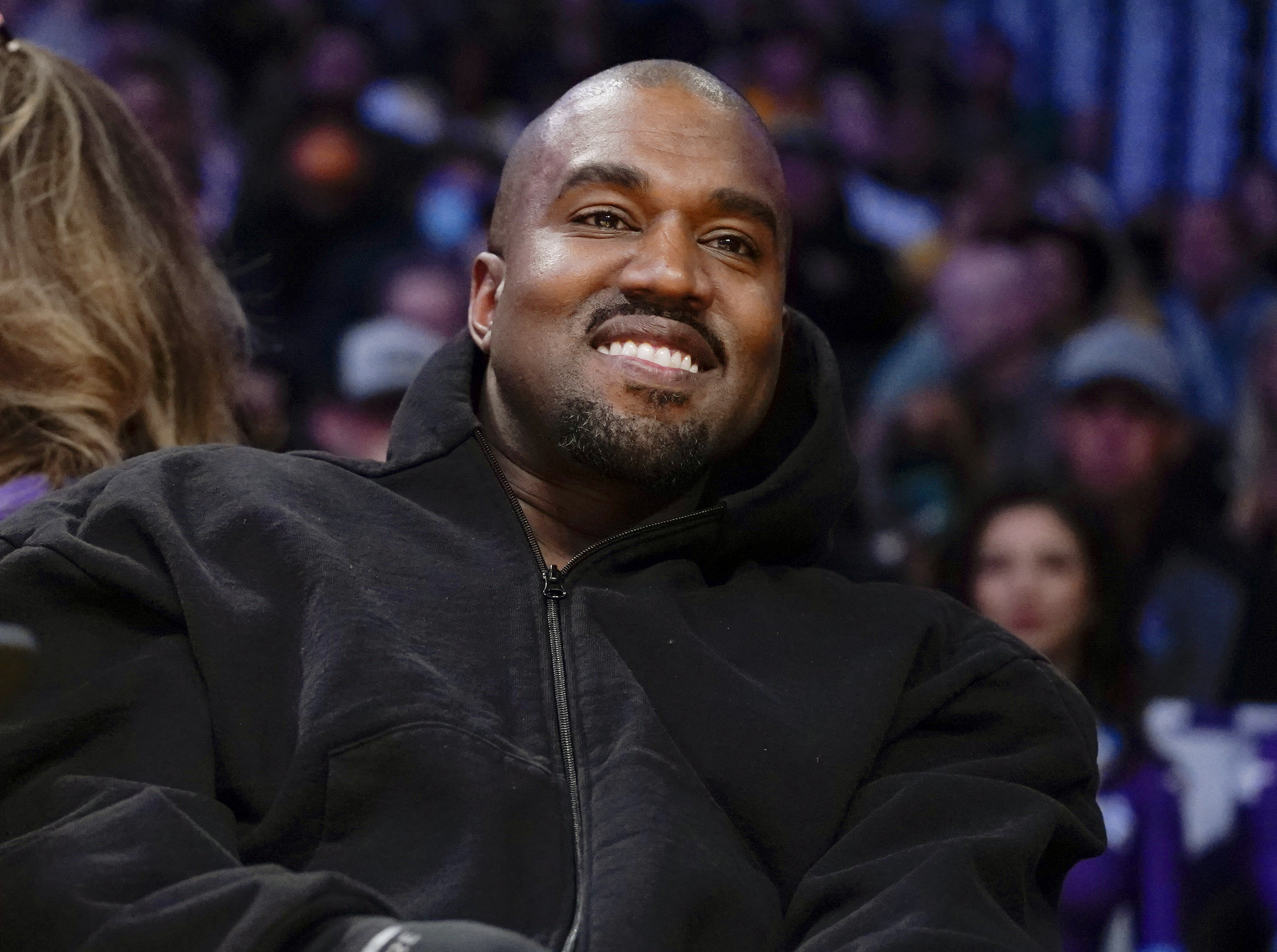 Kanye West asiste a un partido de baloncesto, en marzo pasado.