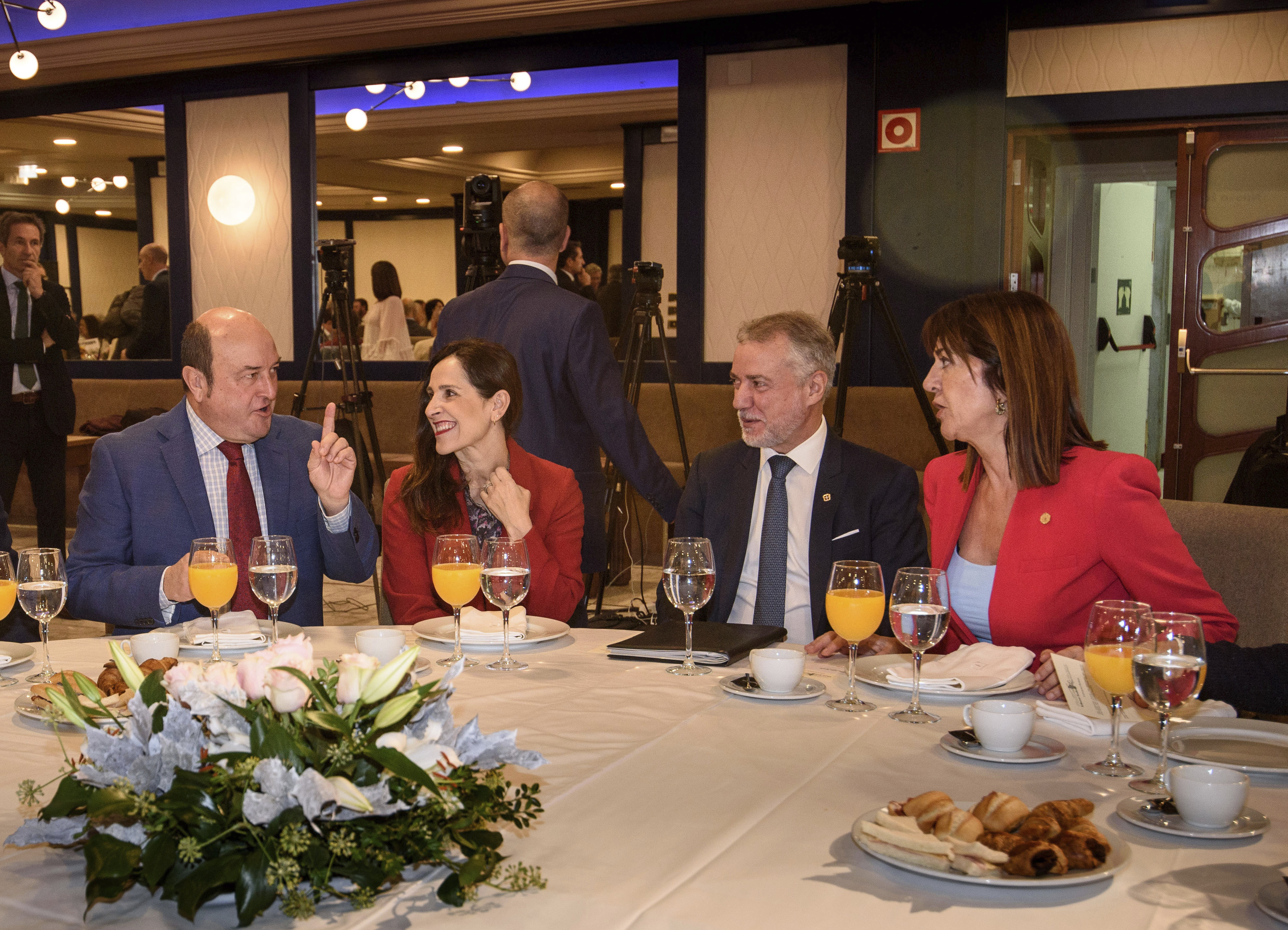 El lehendakari Urkullu, Idoia Mendia y Bakartxo Tejeria escuchan a Andoni Ortuzar antes de la comparecencia del lehendakari.