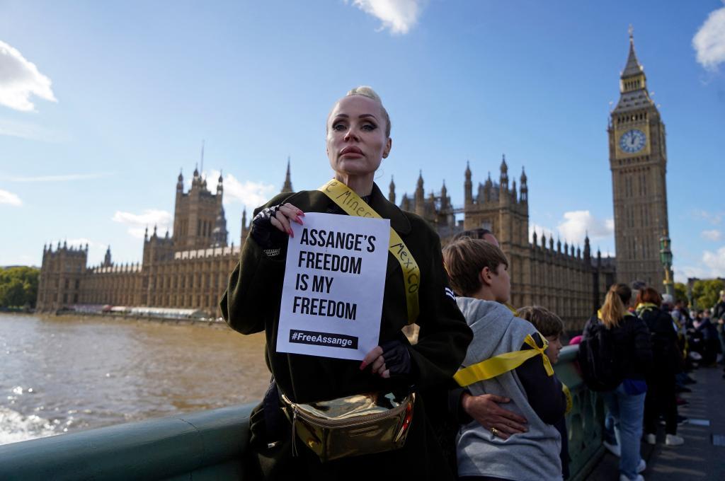 Ciudadanos protestan en Londres, hoy, contra la extradici