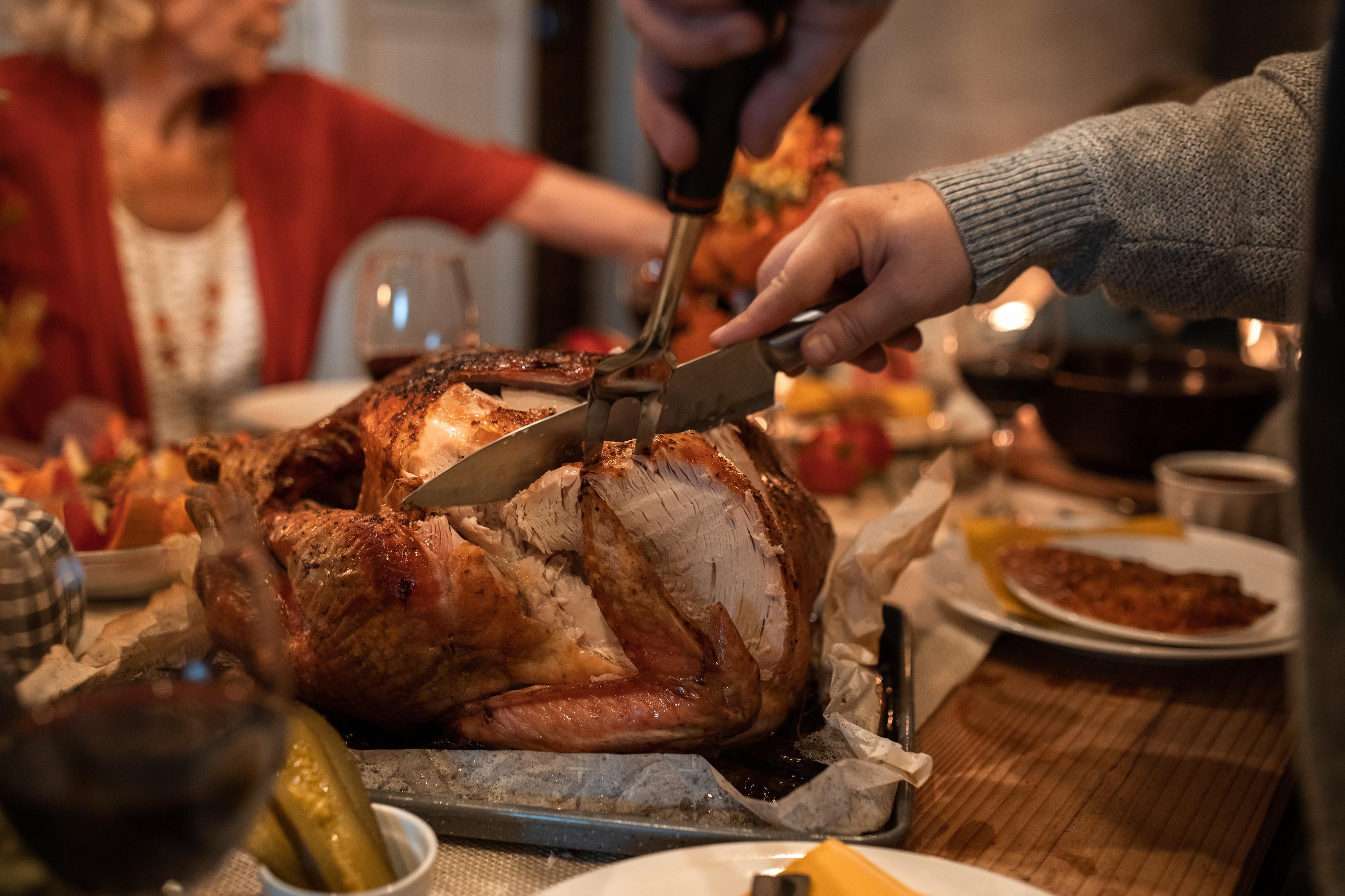 Trinchando el pavo asado en la cena de Acci