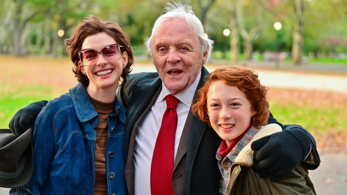 Anne Hathaway, Athony Hopkins y Michael Banks en un momento del rodaje de 'Armageddon time'.