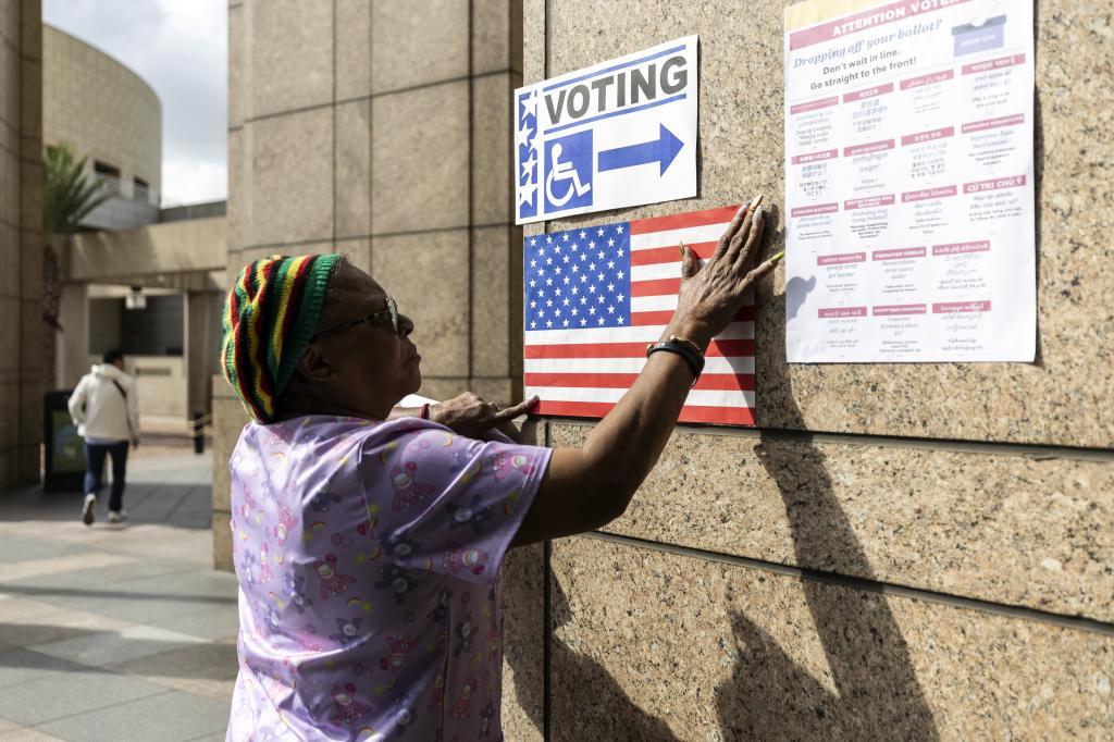 Una mujer supervisa detalles en un colegio electoral en Los 