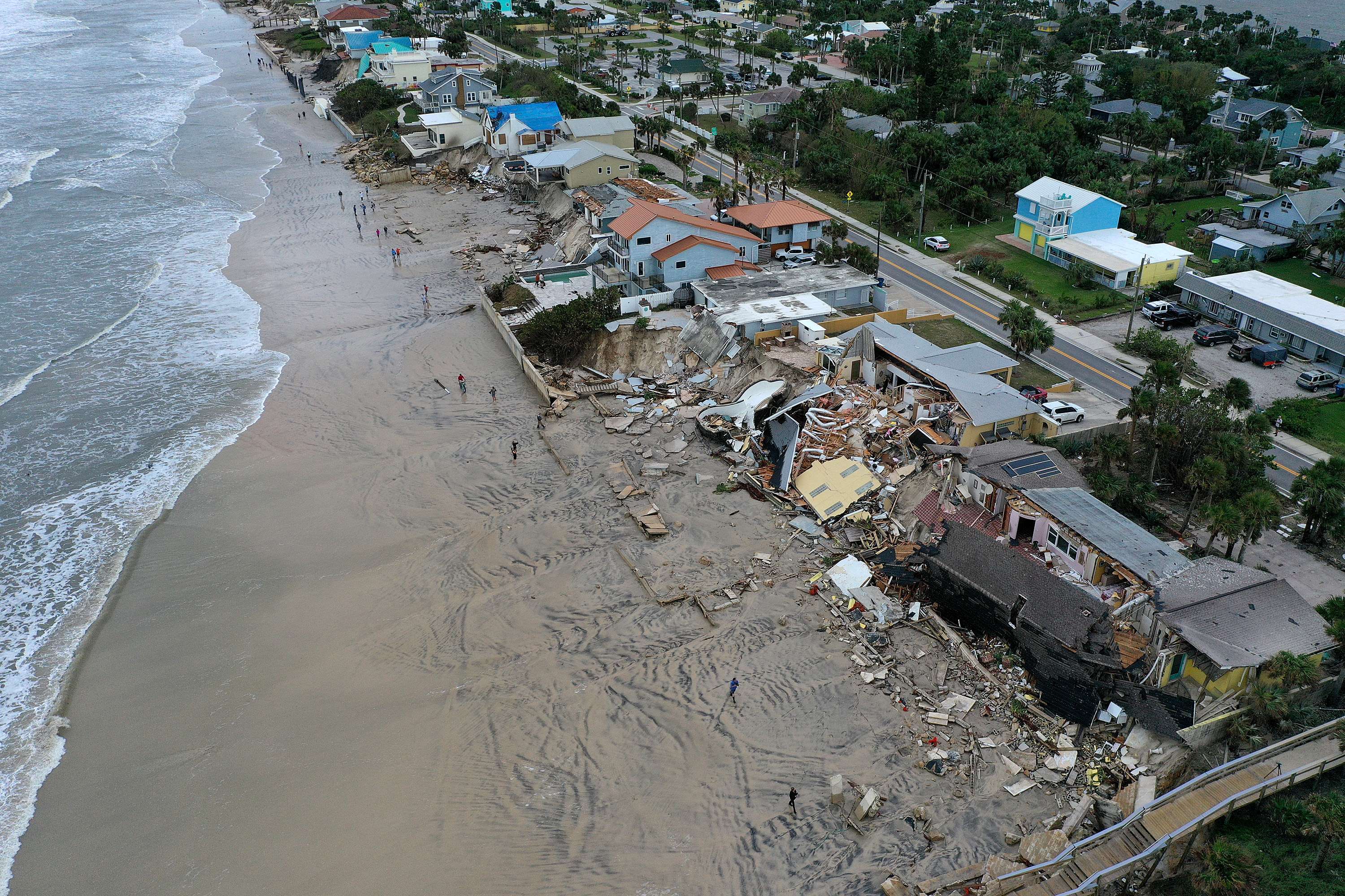 Mansiones parcialmente destruidas por Nicole en Daytona Beach.