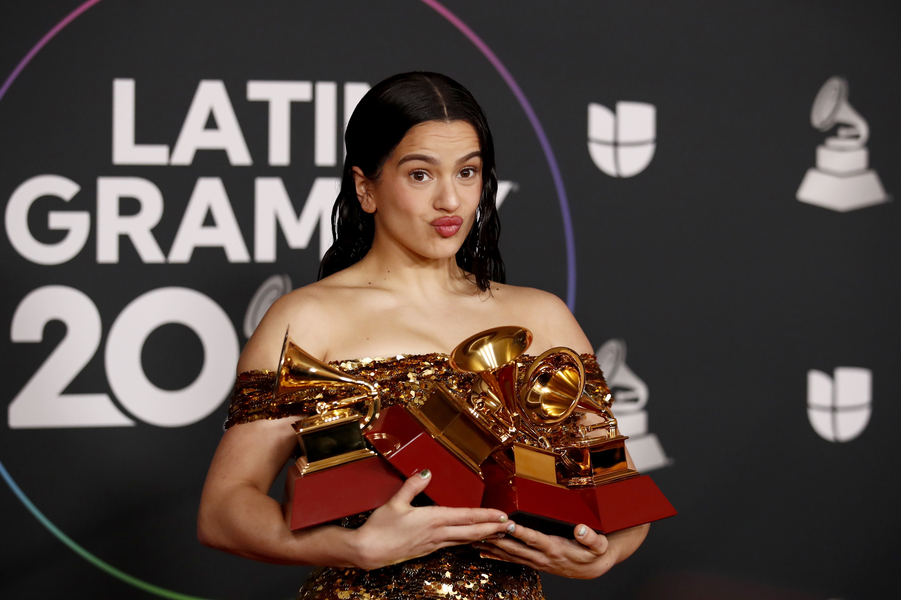 Rosalía con sus Grammy Latino