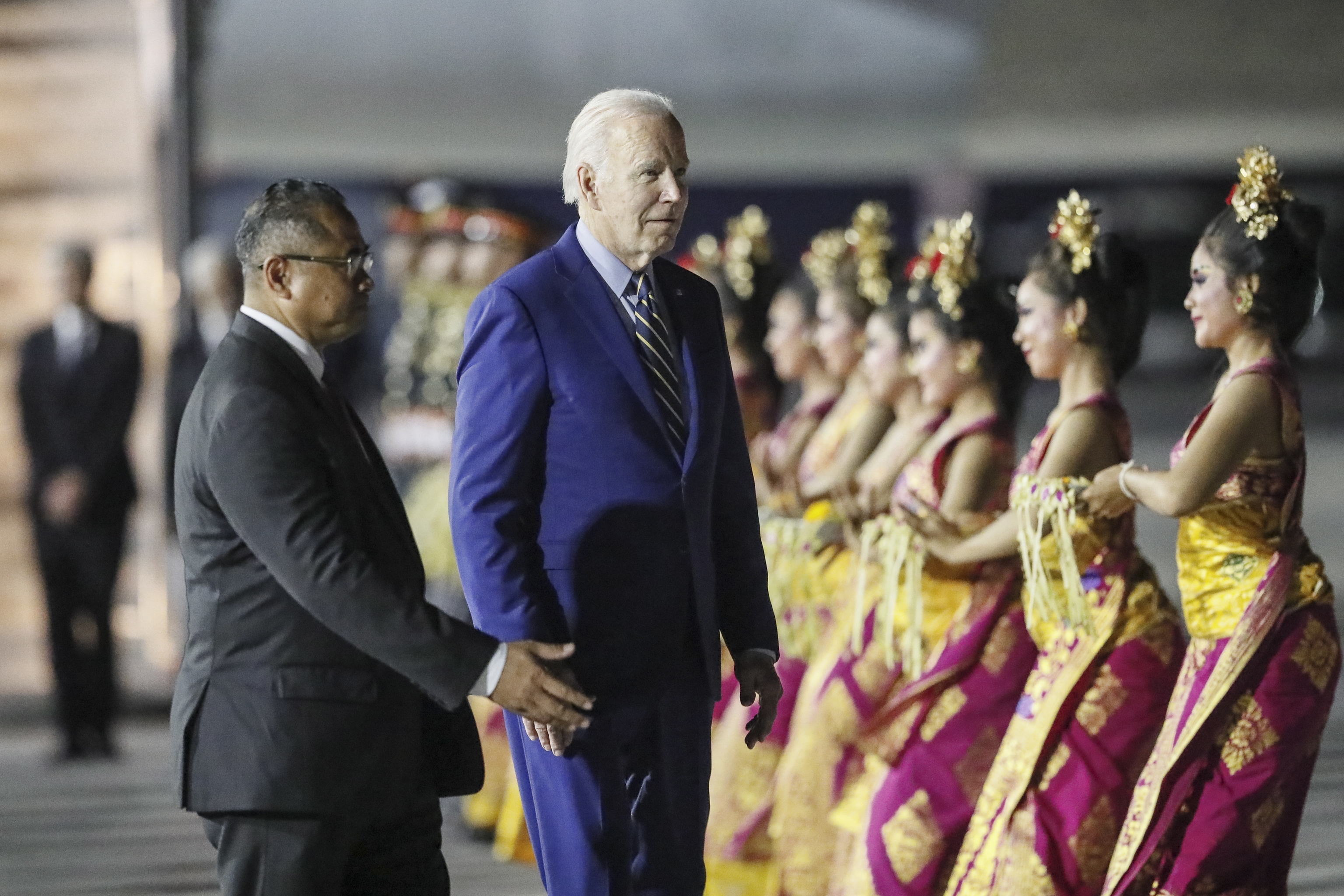 El presidente Joe Biden llega a la cumbre del G-20 en Bali.