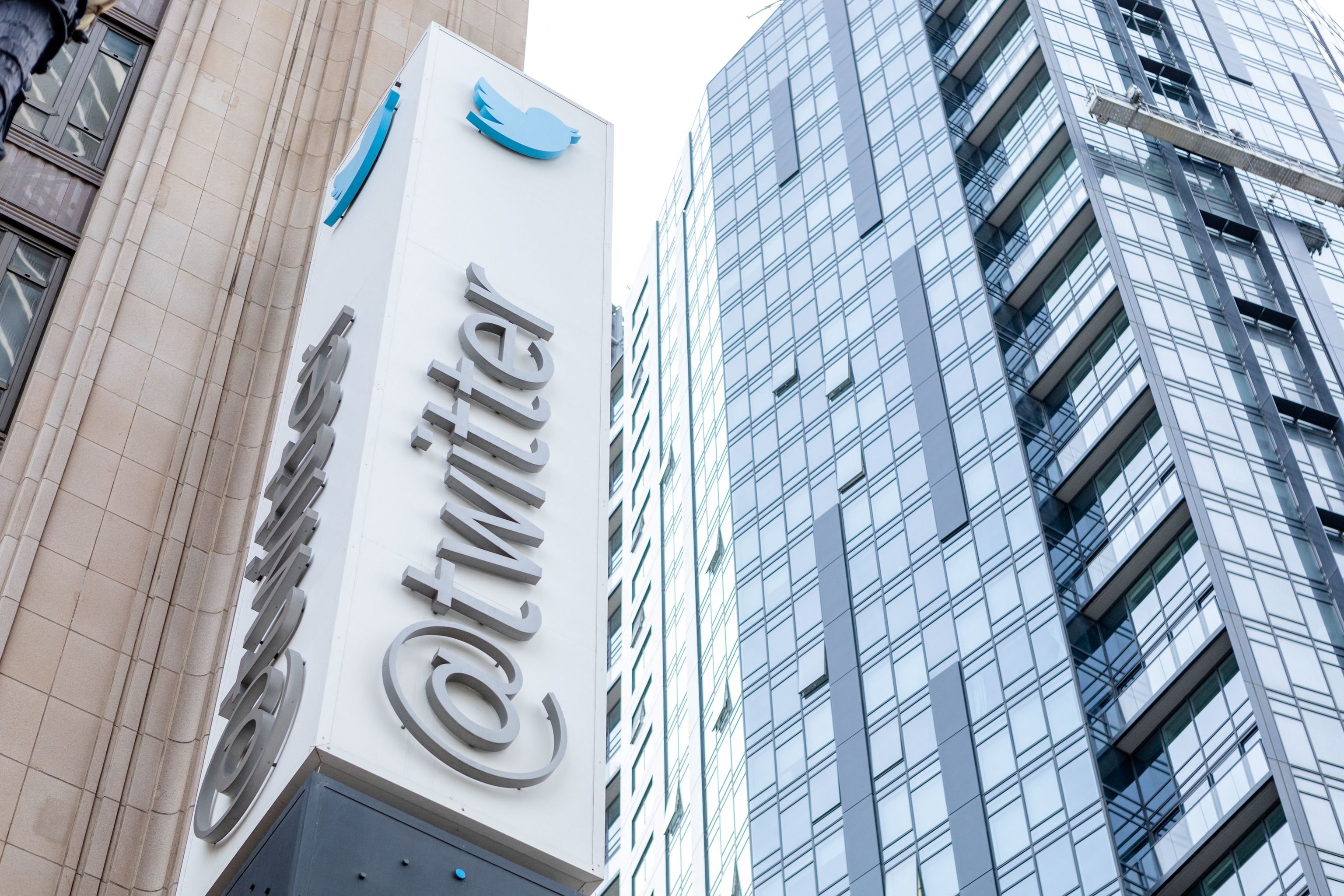 Logo de Twitter en un edificio en San Francisco.