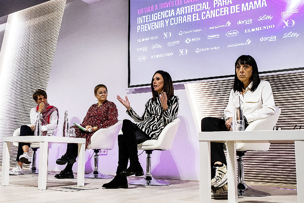 Imagen de las expertas que participaron en la primera mesa de debate del evento