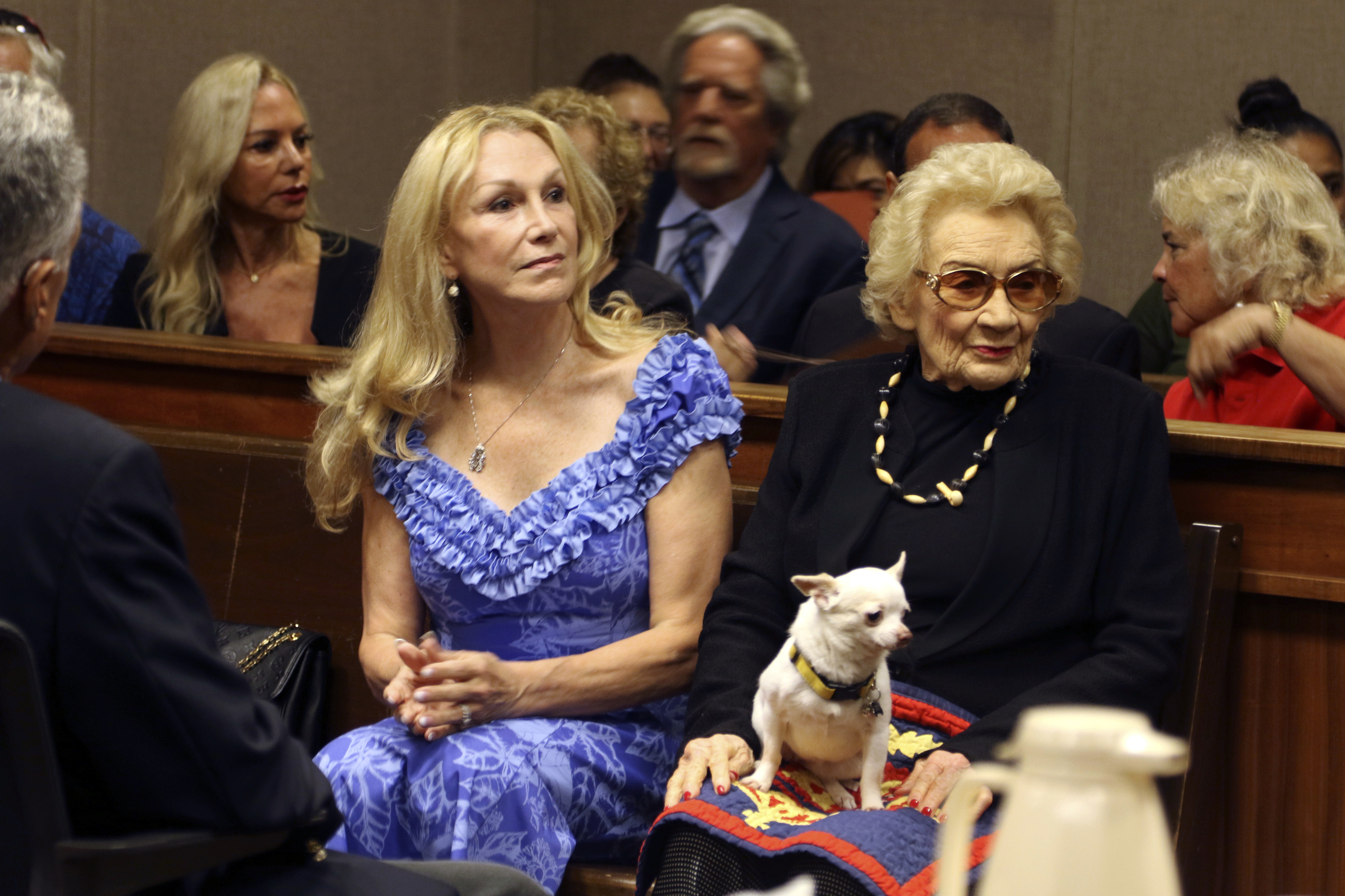 La princesa, junto a su secretaria y esposa, durante el juicio