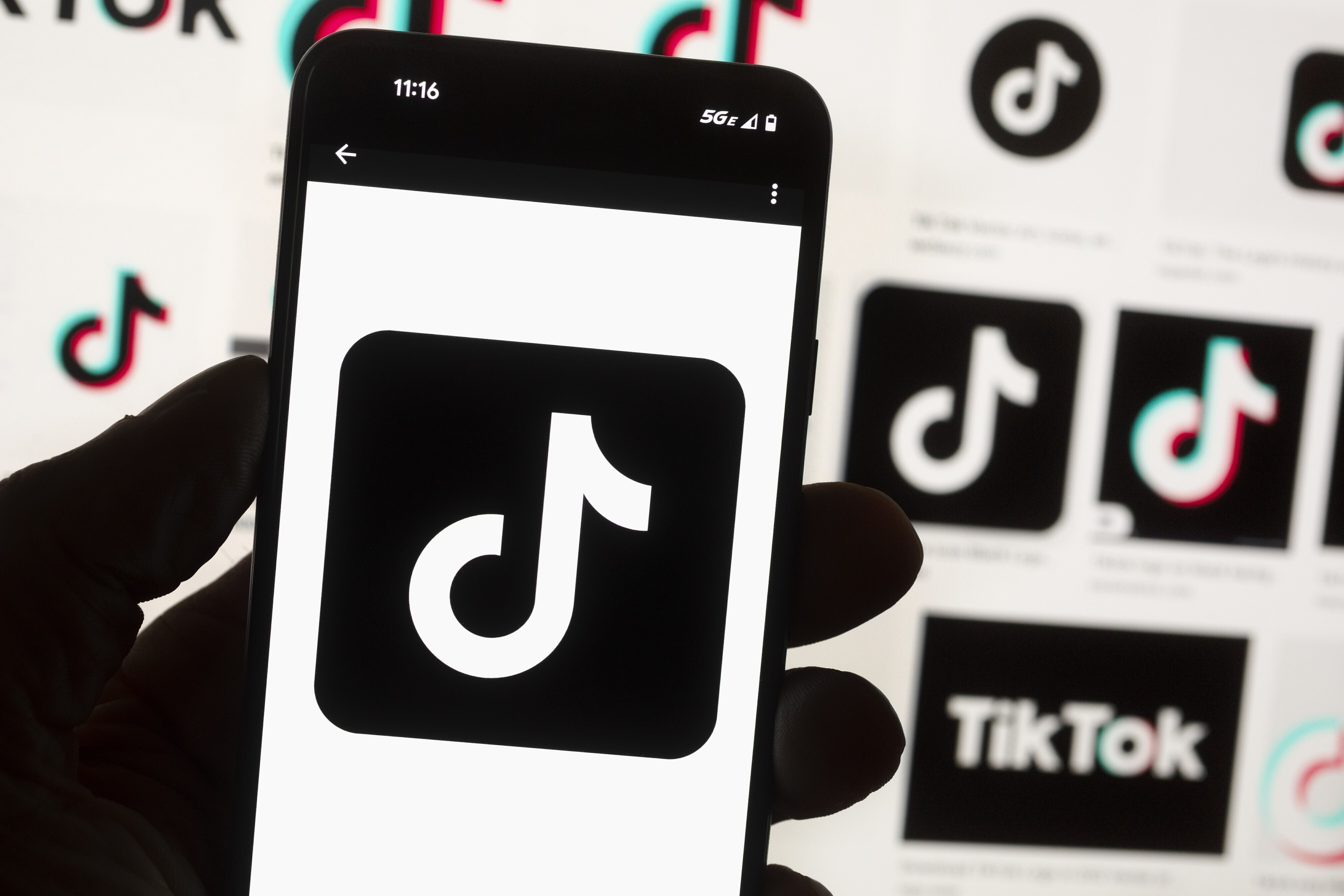 El logo de TikTok en la pantalla de un m