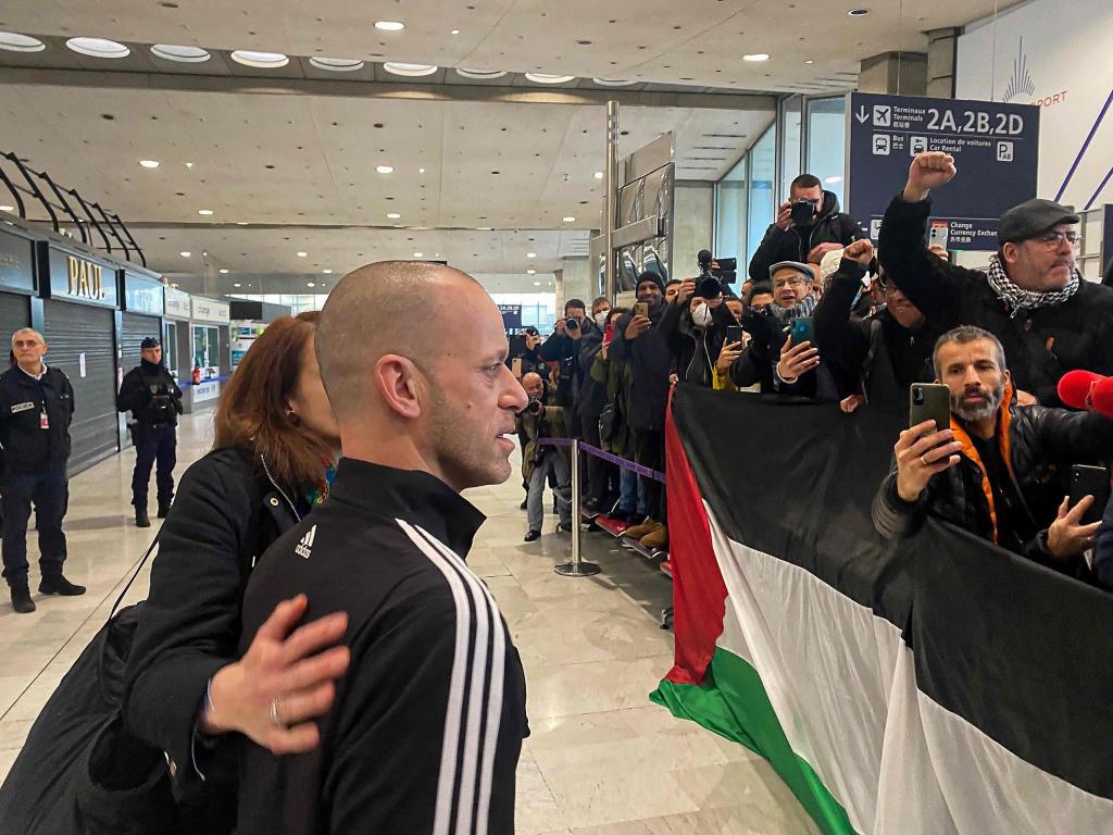 El abogado Salah Hamouri, este domingo, a su llegada al aeropuerto parisino de Roissy.