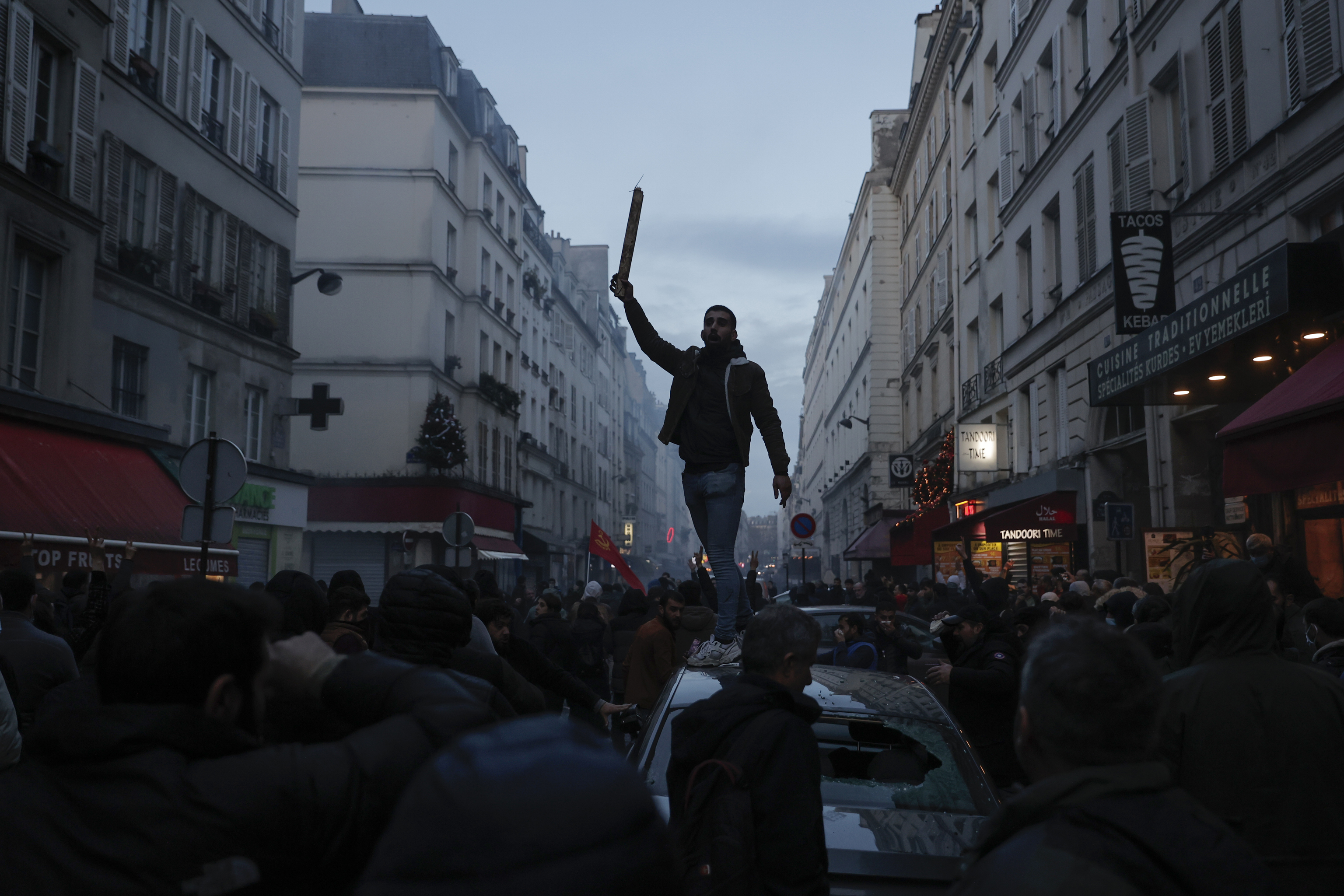 Manifestantes kurdos, durante los disturbios, ayer en Par