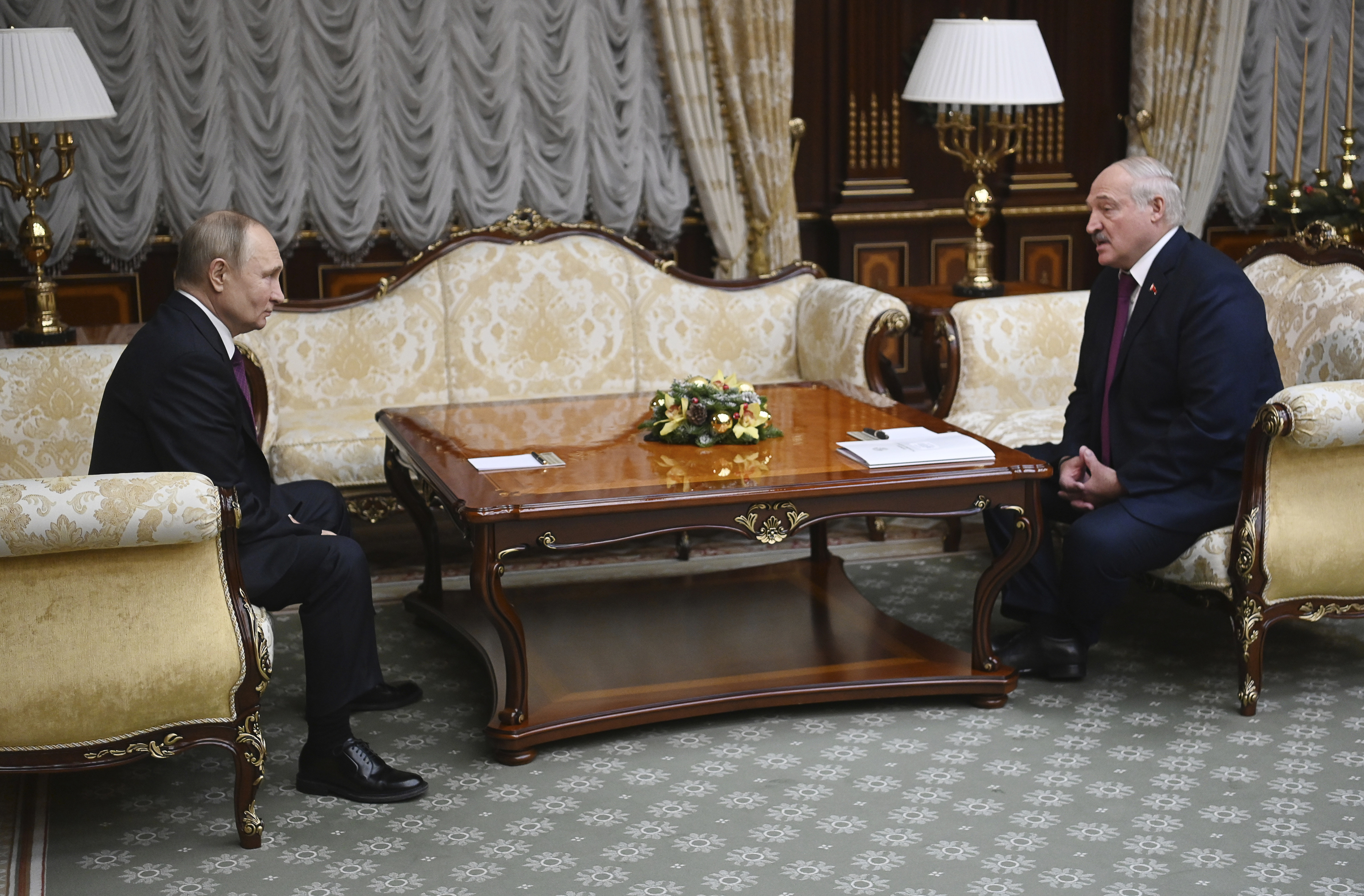 Vladimir Putin y Alexander Lukashenko, en Minsk, este lunes.