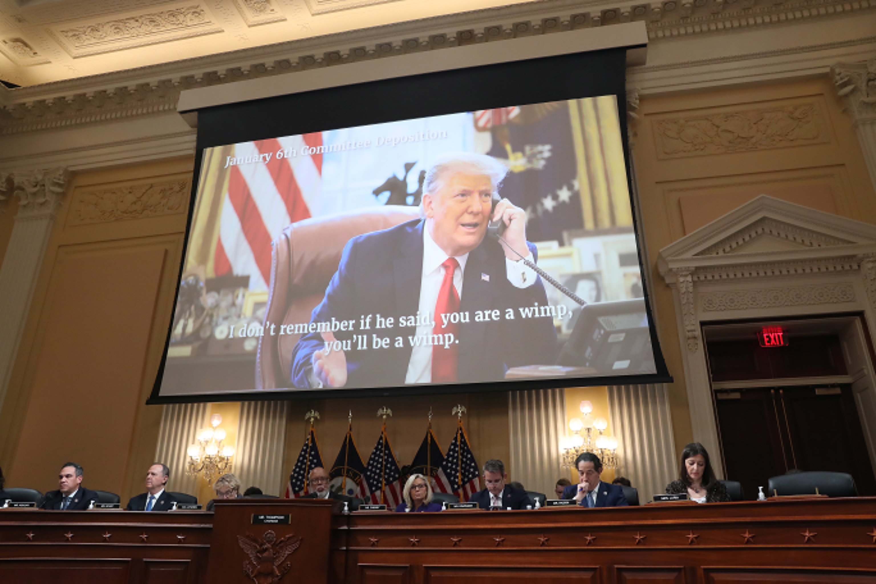 Se proyecta una imagen de Trump durante la audiencia, este lunes.