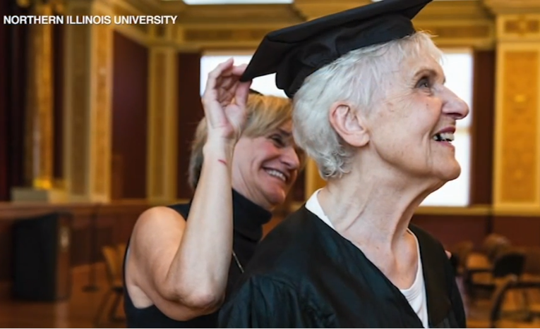 Joyce DeFauw durante su graduaci