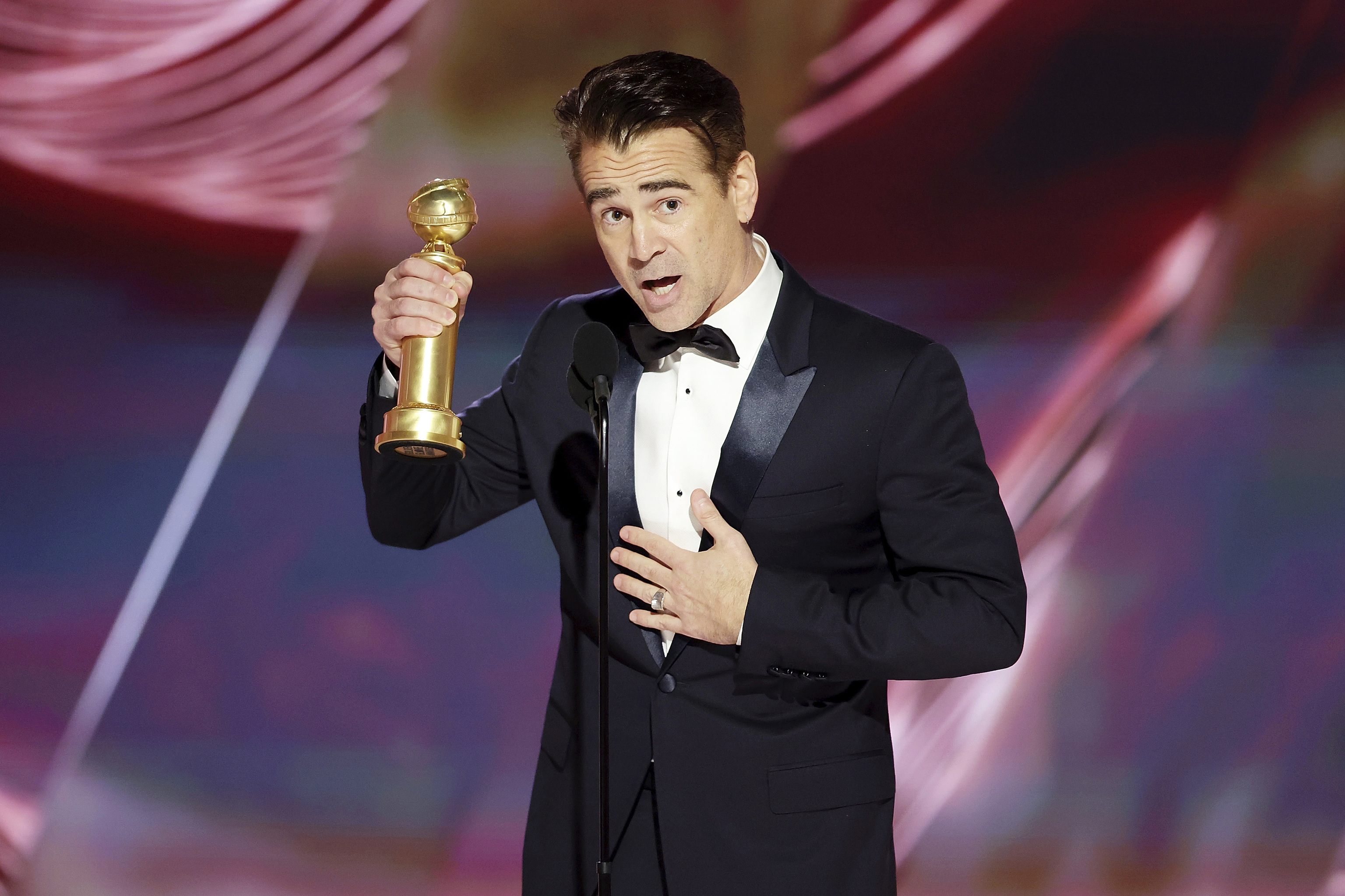 Colin Farrelcon su Globo de Oro por 'Almas en pena de Inisherin'.