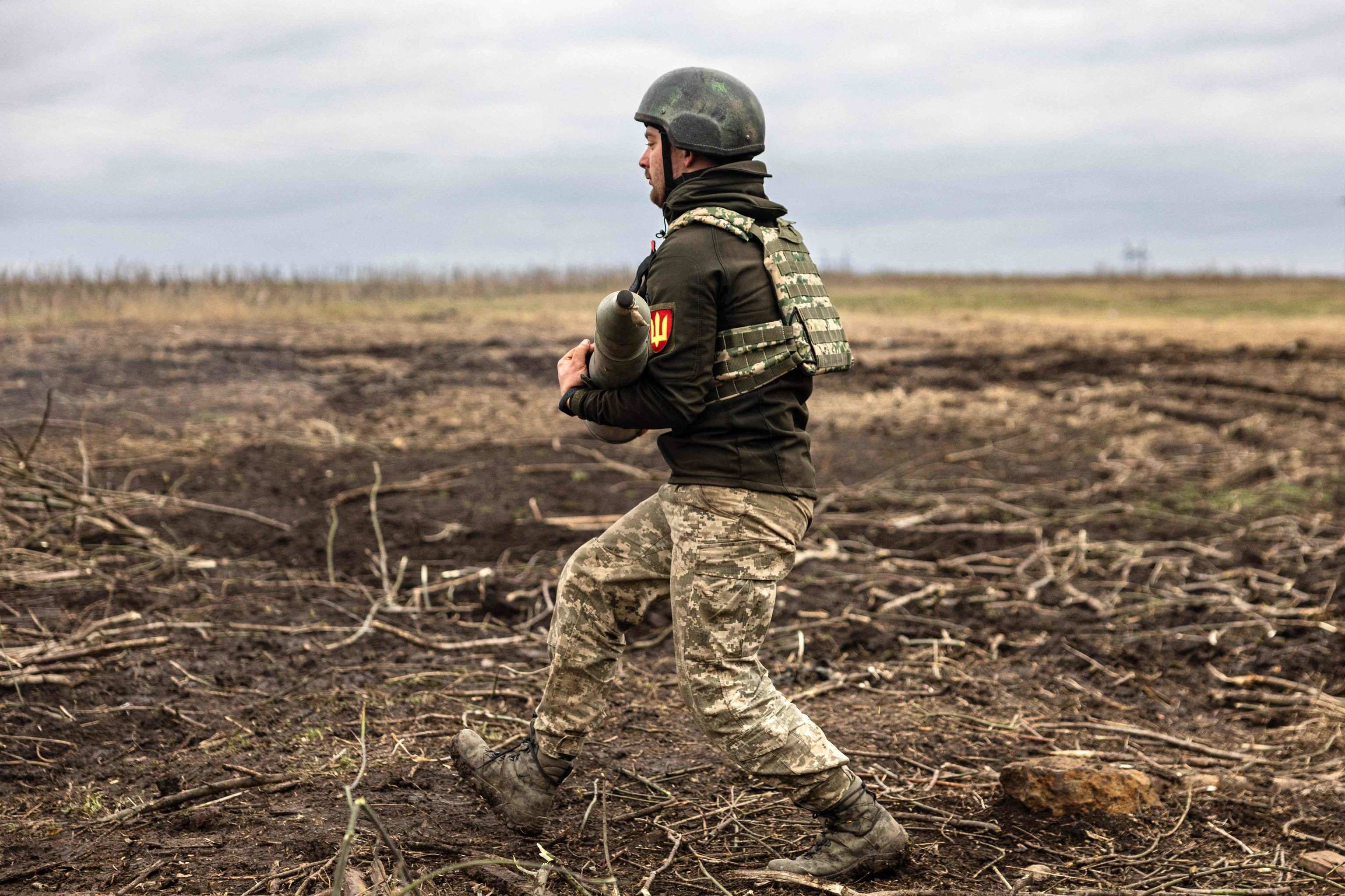 Un militar de Ucrania, con un proyectil de artiller