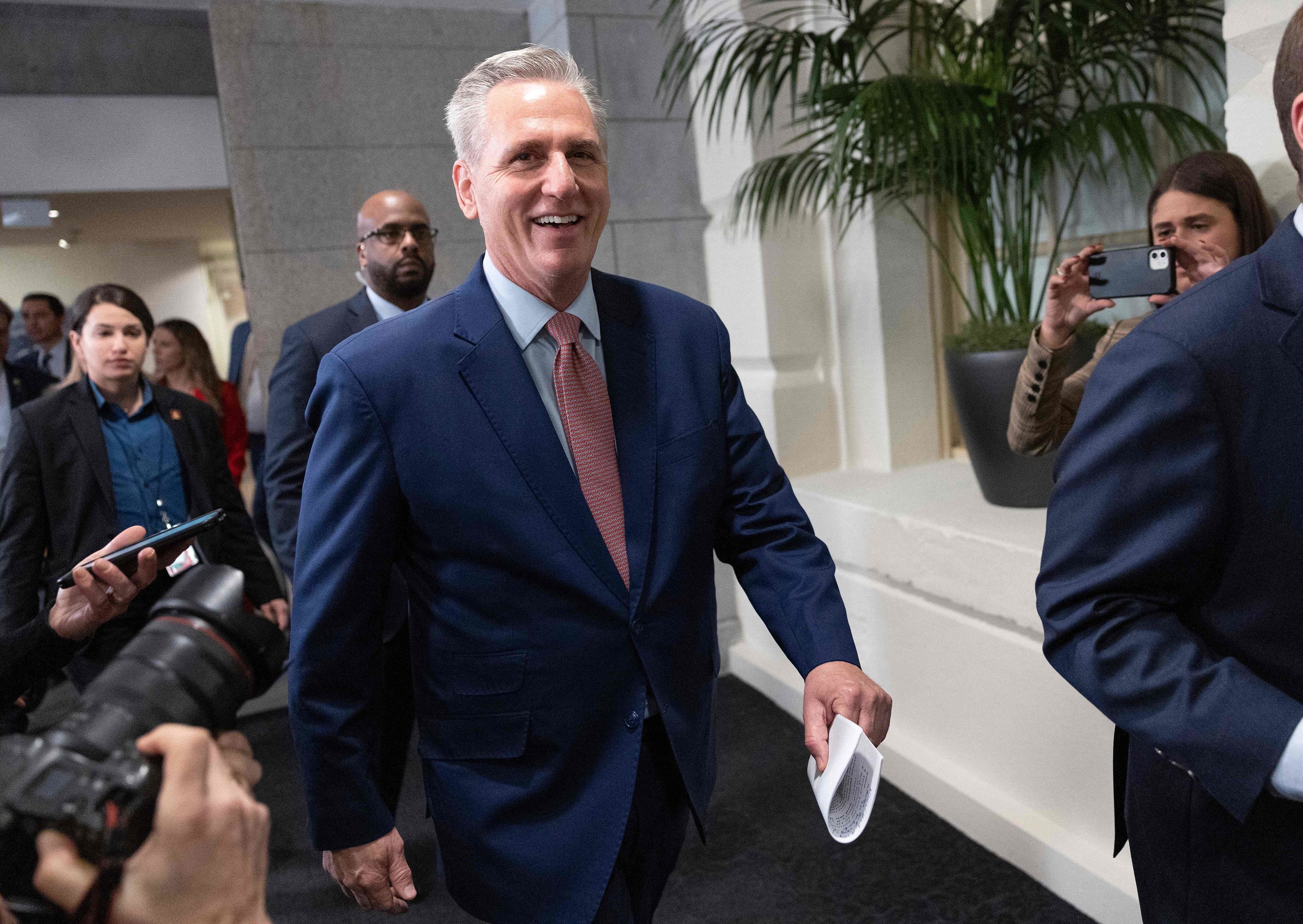 Kevin McCarthy se dirige a una reuni