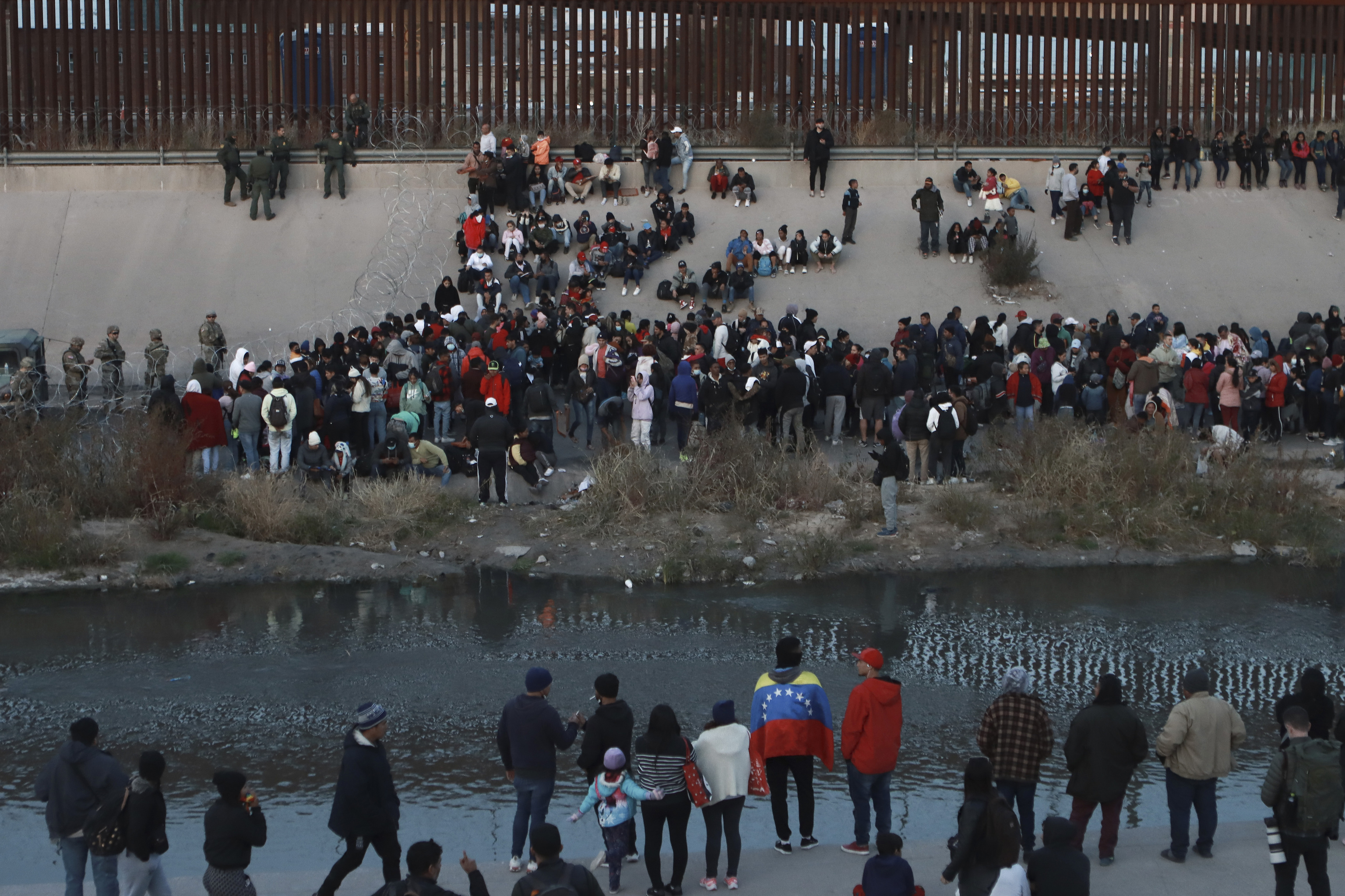 Migrantes se congregan en un cruce hacia El Paso, Texas, desde Ciudad Ju