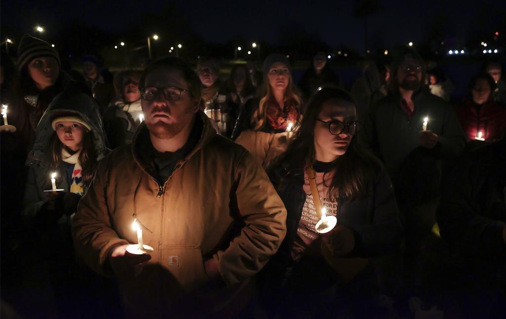 Ciudadanos con velas en una vigilia por Tire Nichols, en Memphis.