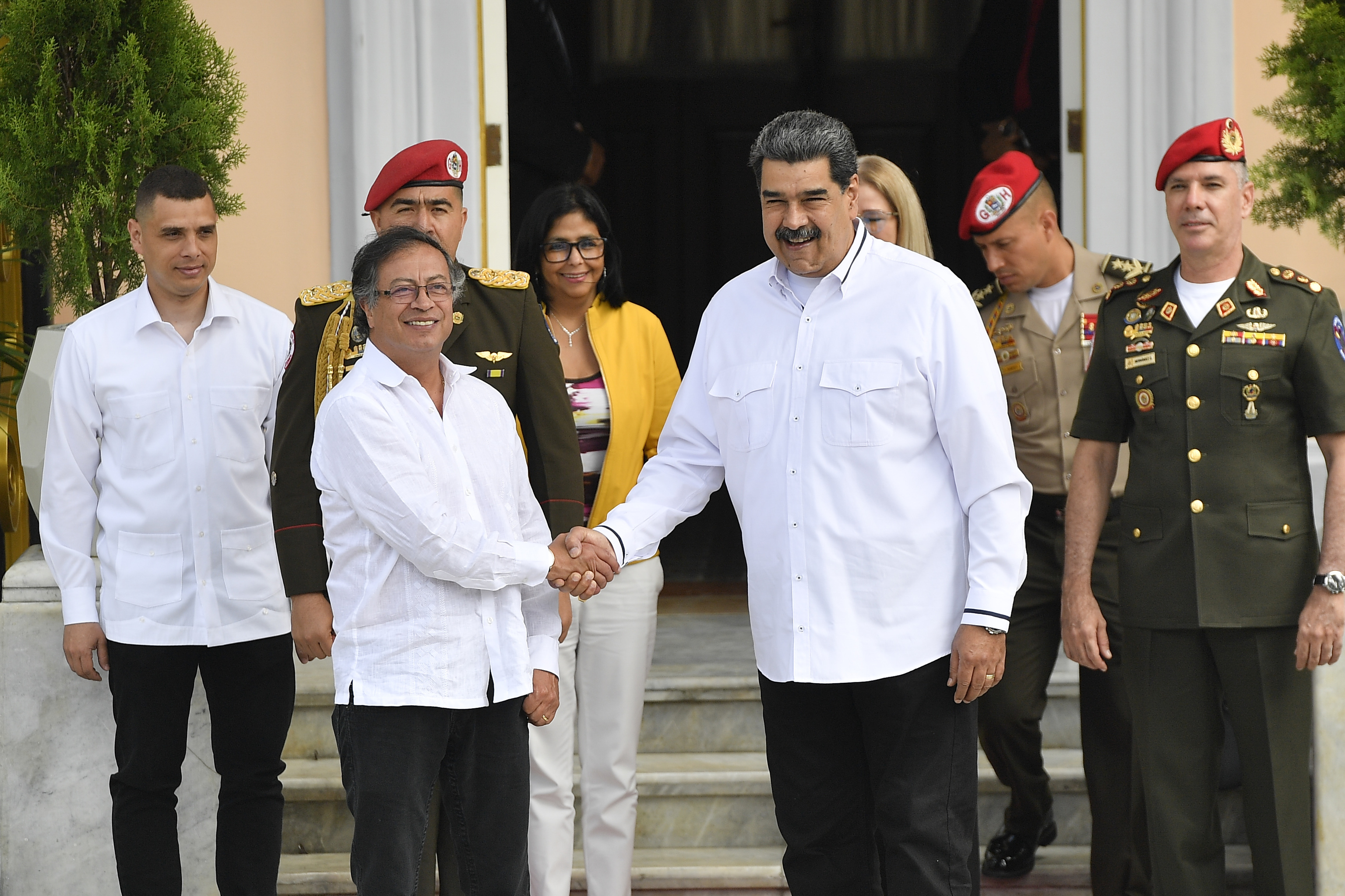 Petro saluda a Maduro en Caracas