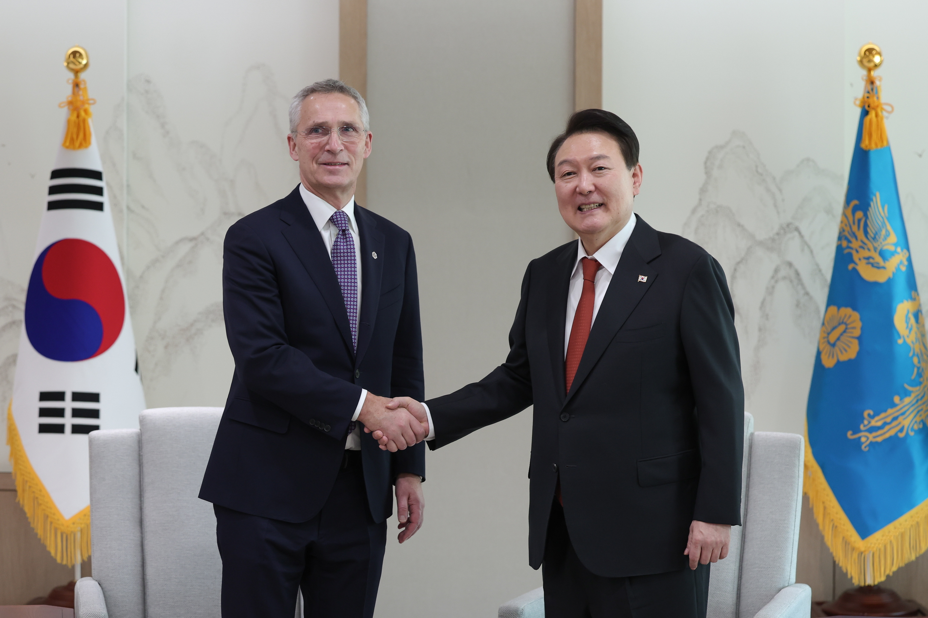 Stoltenberg con el presidente coreano, Yoon Suk Yeol.