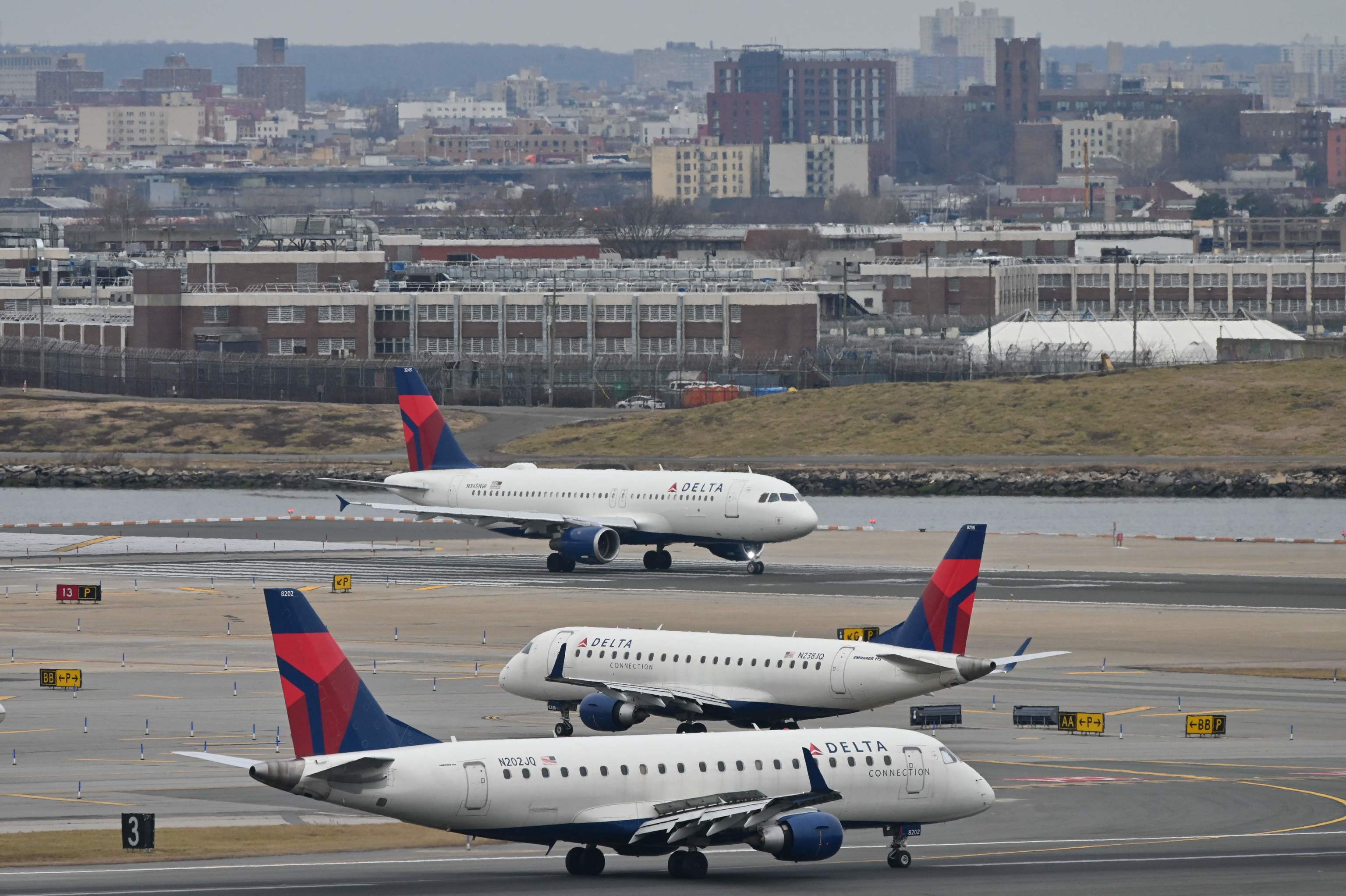 Aviones de Delta en LaGuardia, Nueva York.