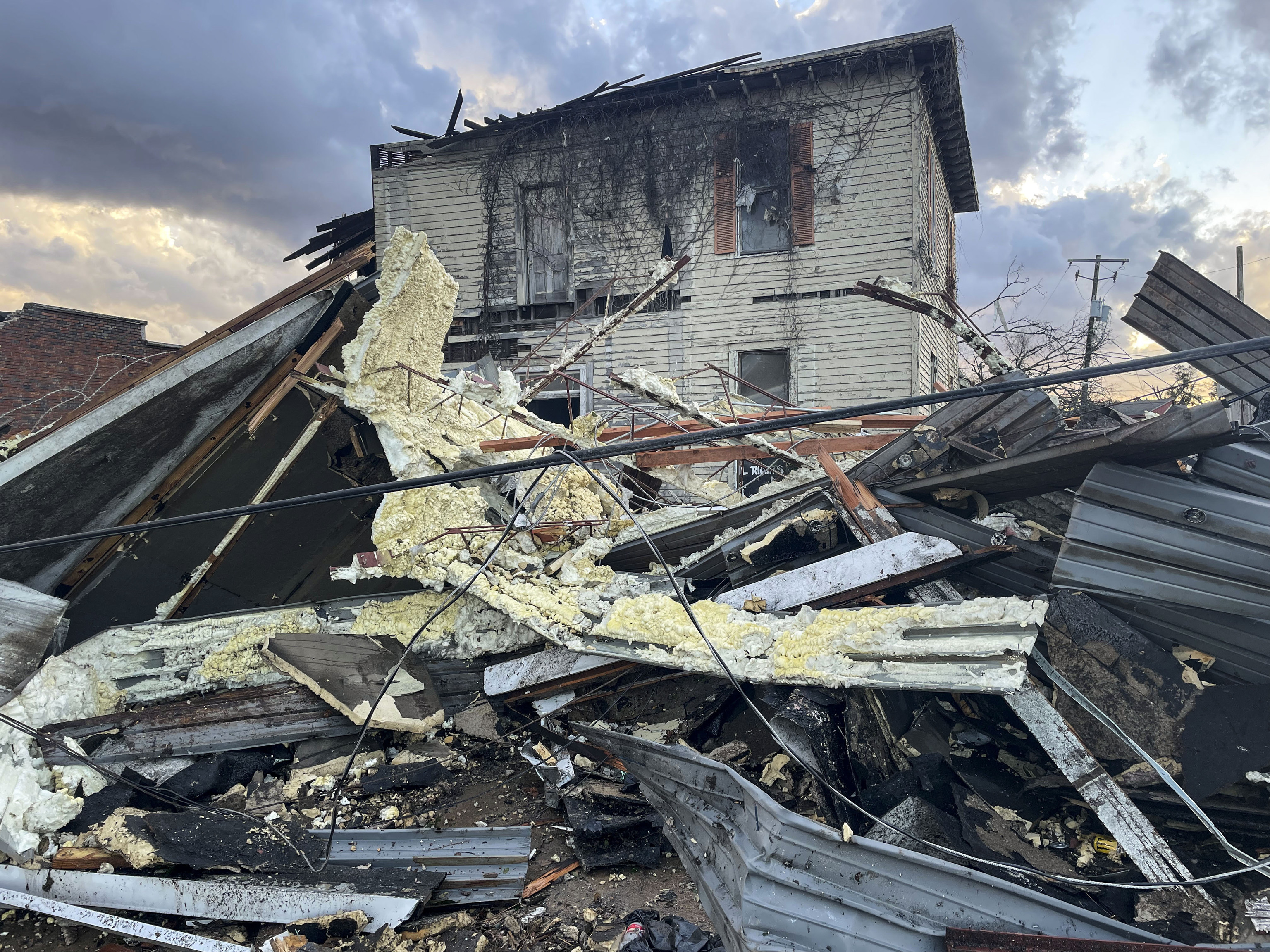 Una casa destrozada por el tornado.